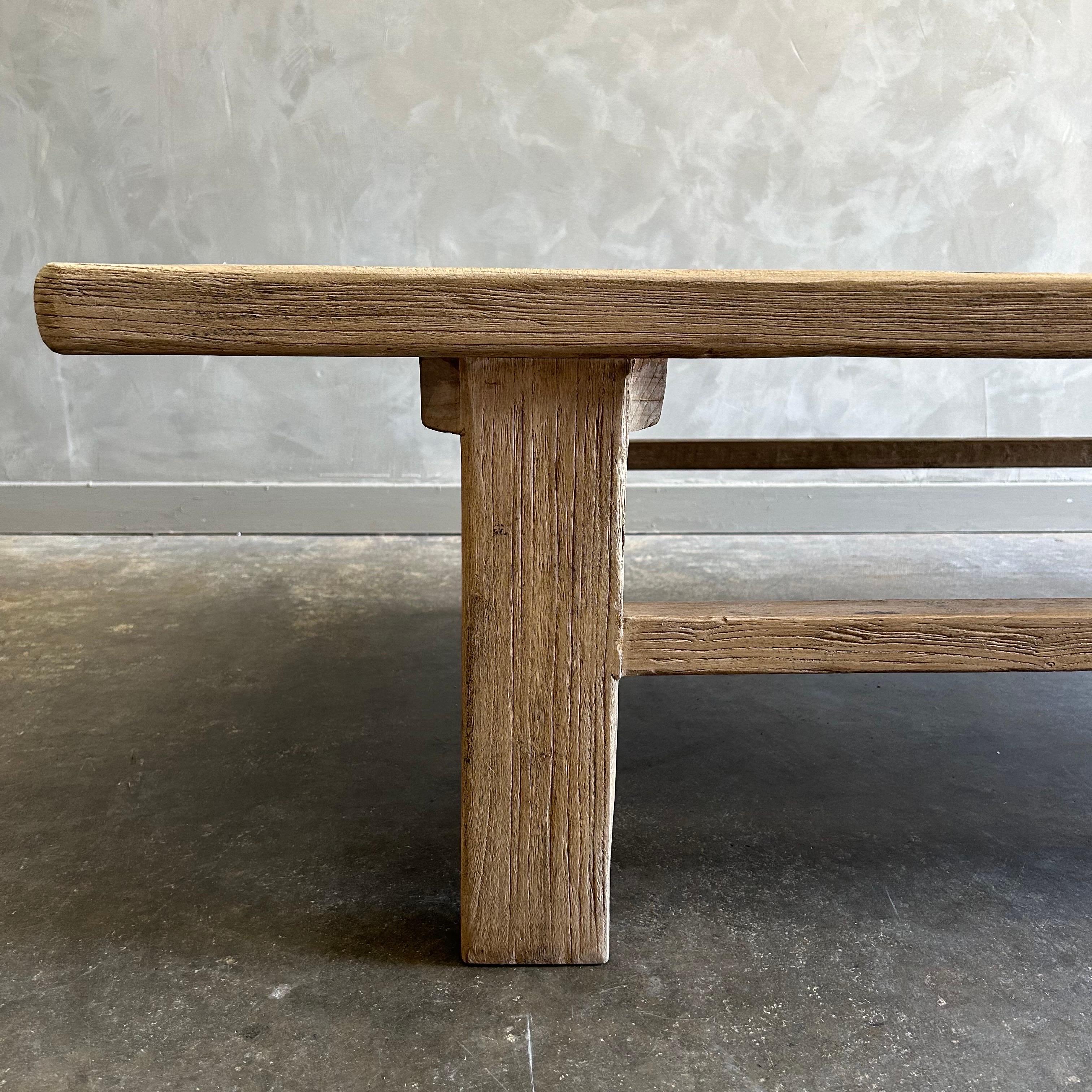 Table basse en bois d'orme récupéré sur mesure  Neuf - En vente à Brea, CA