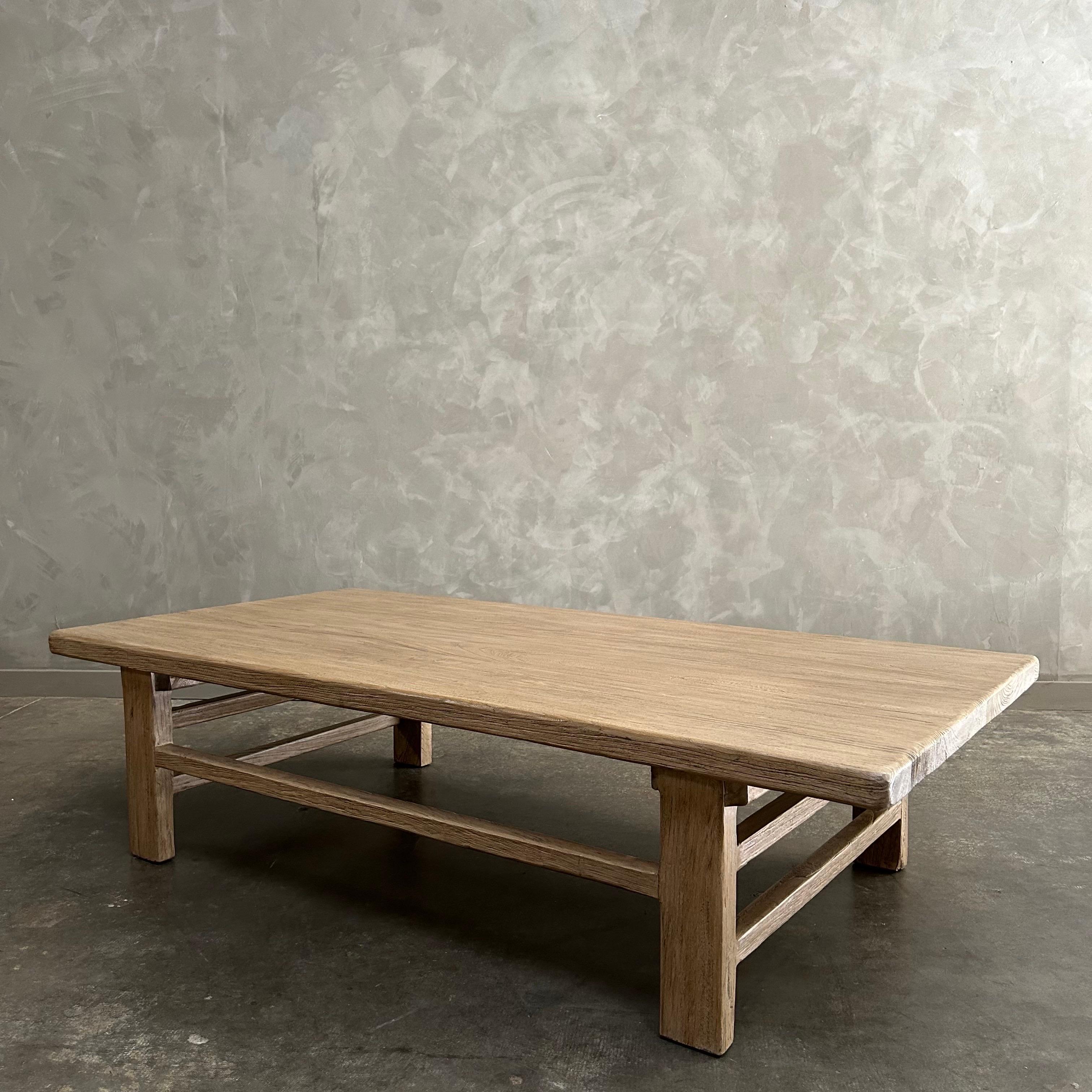XXIe siècle et contemporain Table basse en bois d'orme récupéré sur mesure  en vente