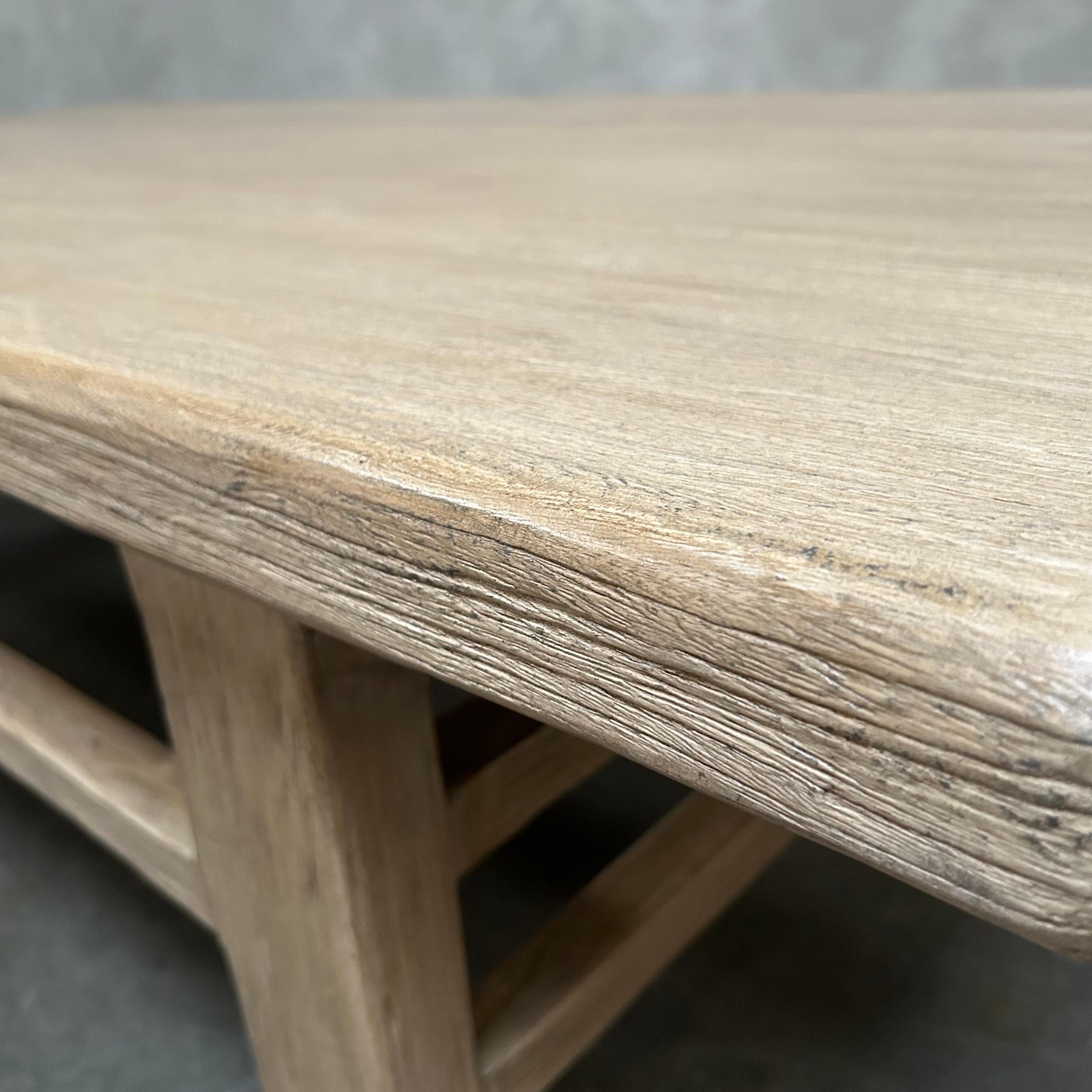 Table basse en bois d'orme récupéré sur mesure  en vente 1