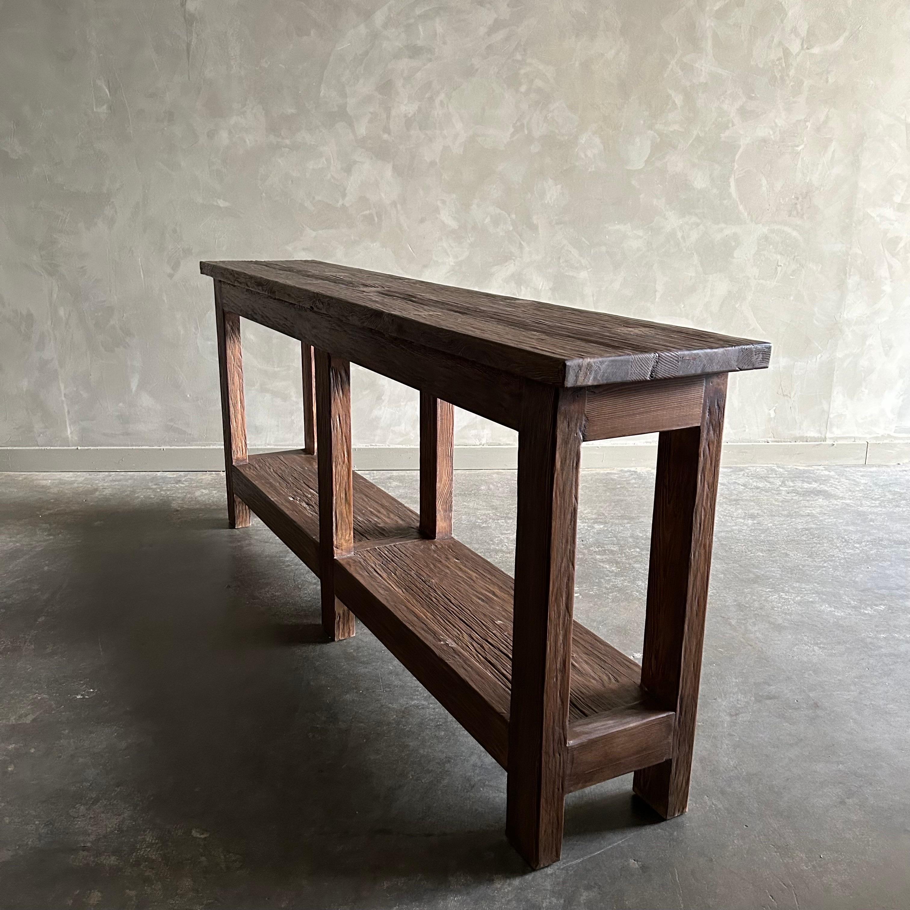 XXIe siècle et contemporain Table console en bois d'orme récupéré, finition foncée, avec étagère en vente