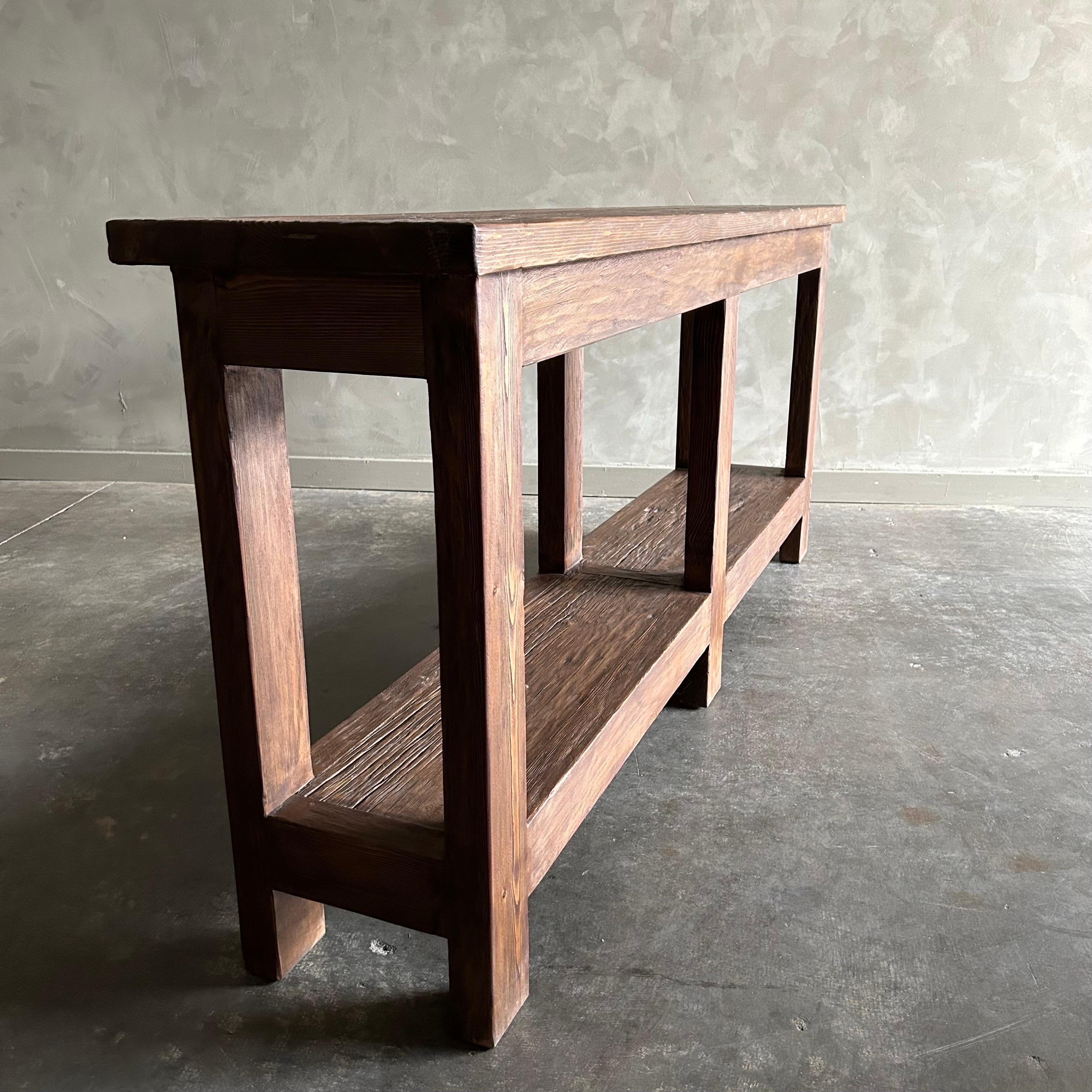 Orme Table console en bois d'orme récupéré, finition foncée, avec étagère en vente