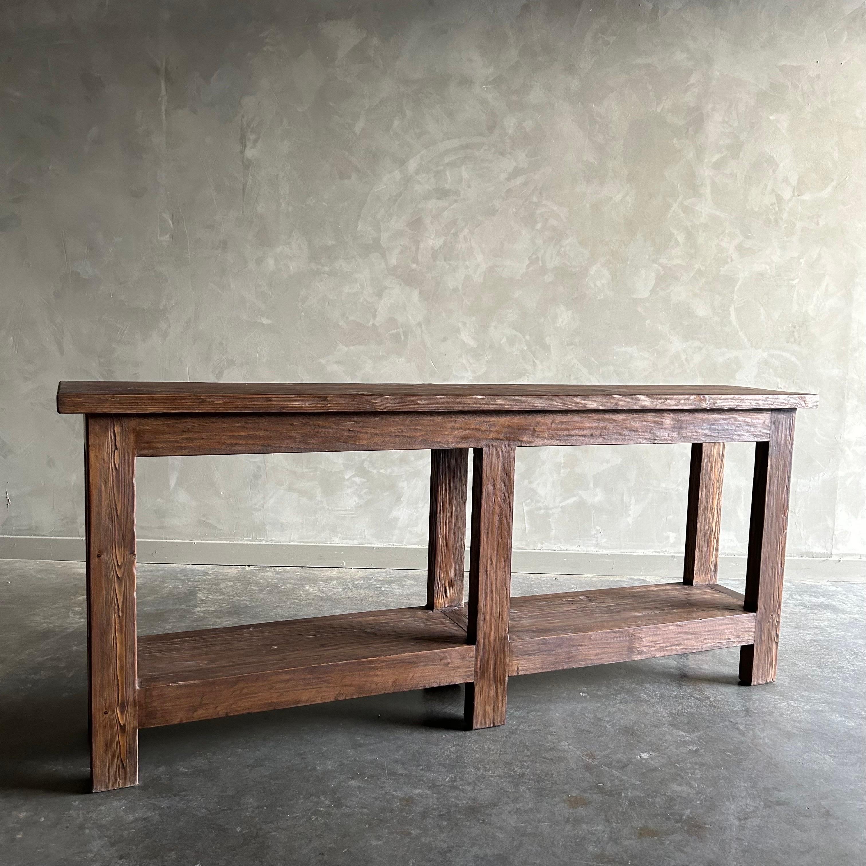 Table console en bois d'orme récupéré, finition foncée, avec étagère en vente 2