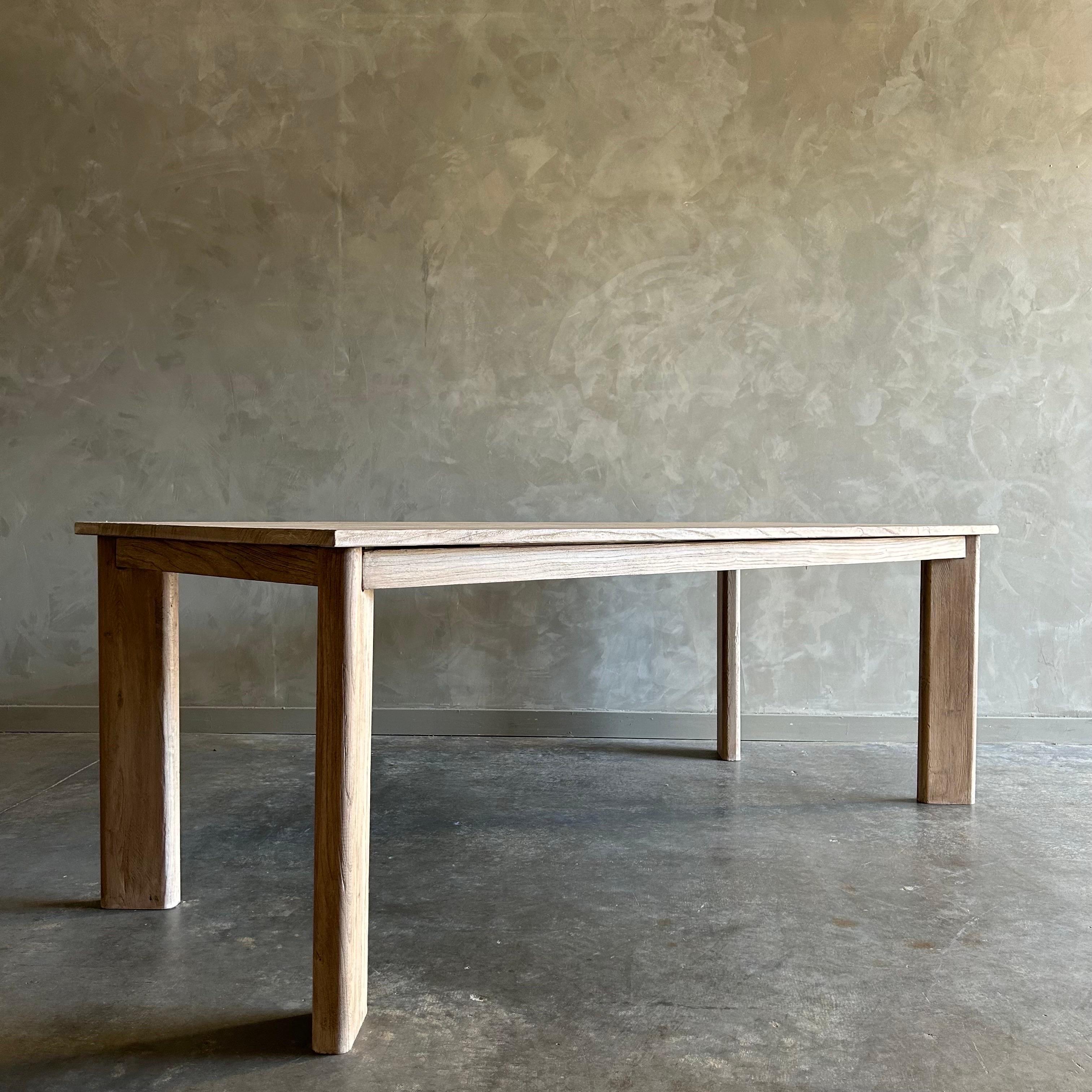 Table de salle à manger moderne en bois d'orme récupéré, fabriquée sur mesure en vente 2