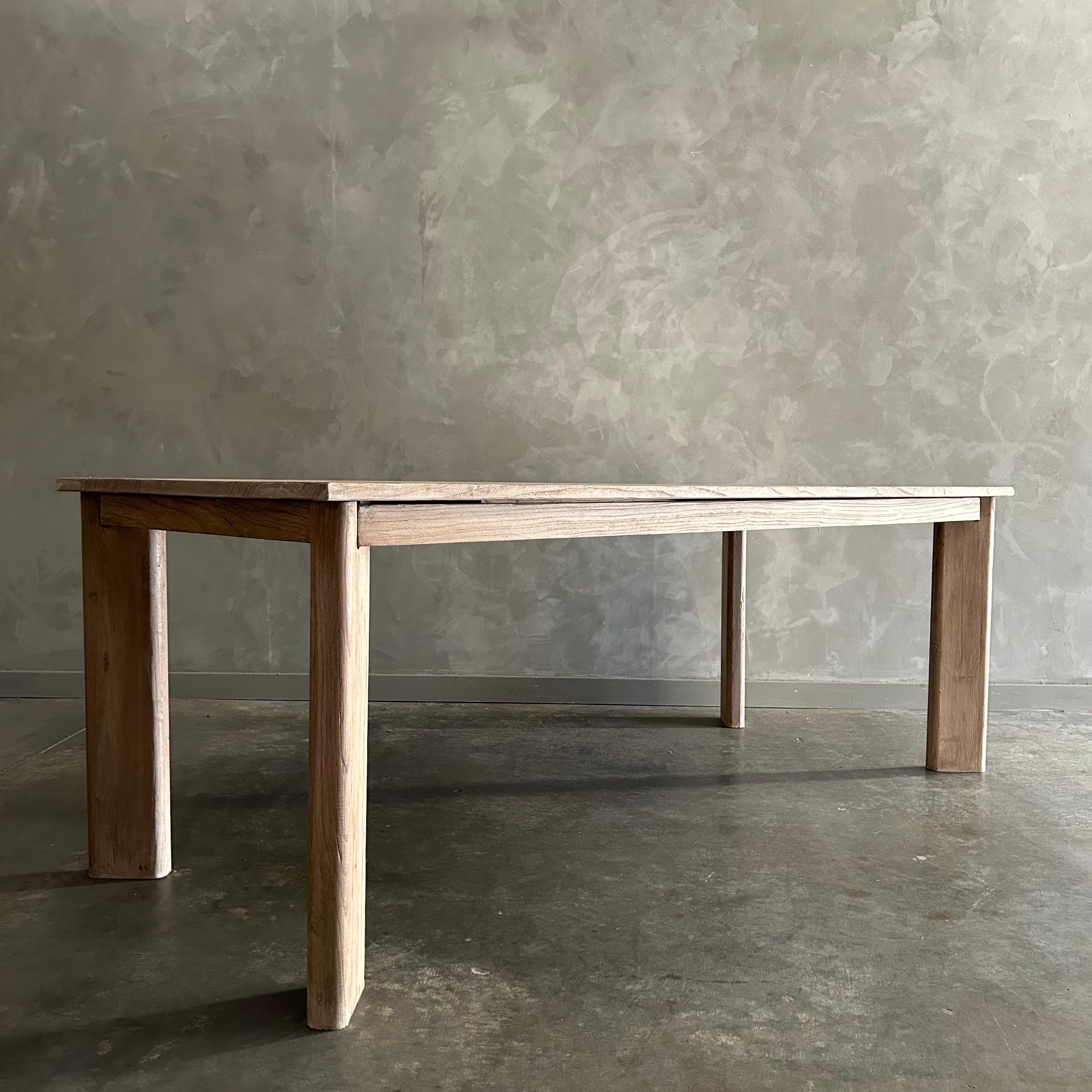 Table de salle à manger moderne en bois d'orme récupéré, fabriquée sur mesure en vente 3