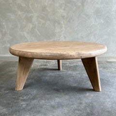Table basse ronde en bois d'orme récupéré sur mesure avec 3 pieds