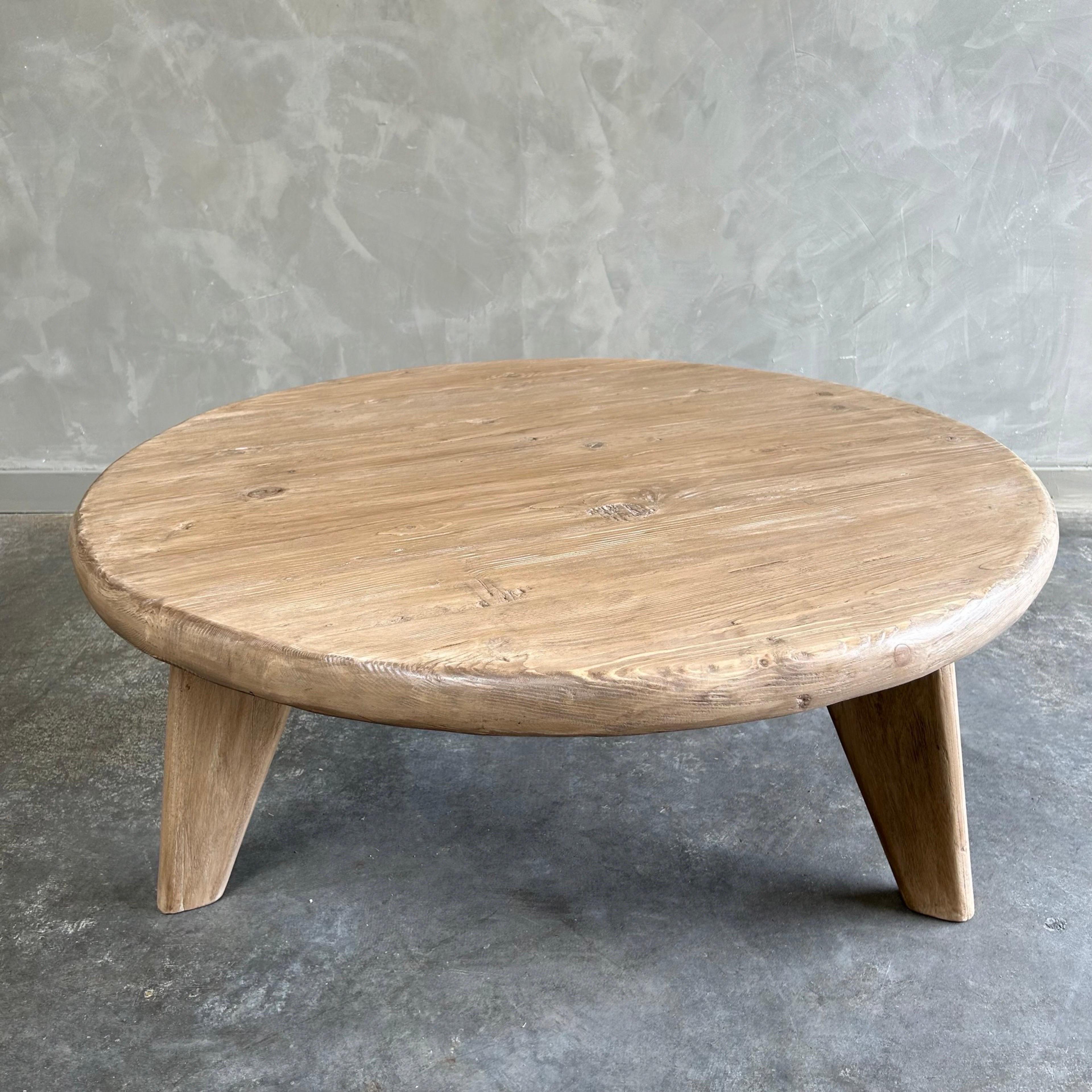 Table basse ronde en bois d'orme récupéré sur mesure avec 3 pieds Neuf - En vente à Brea, CA