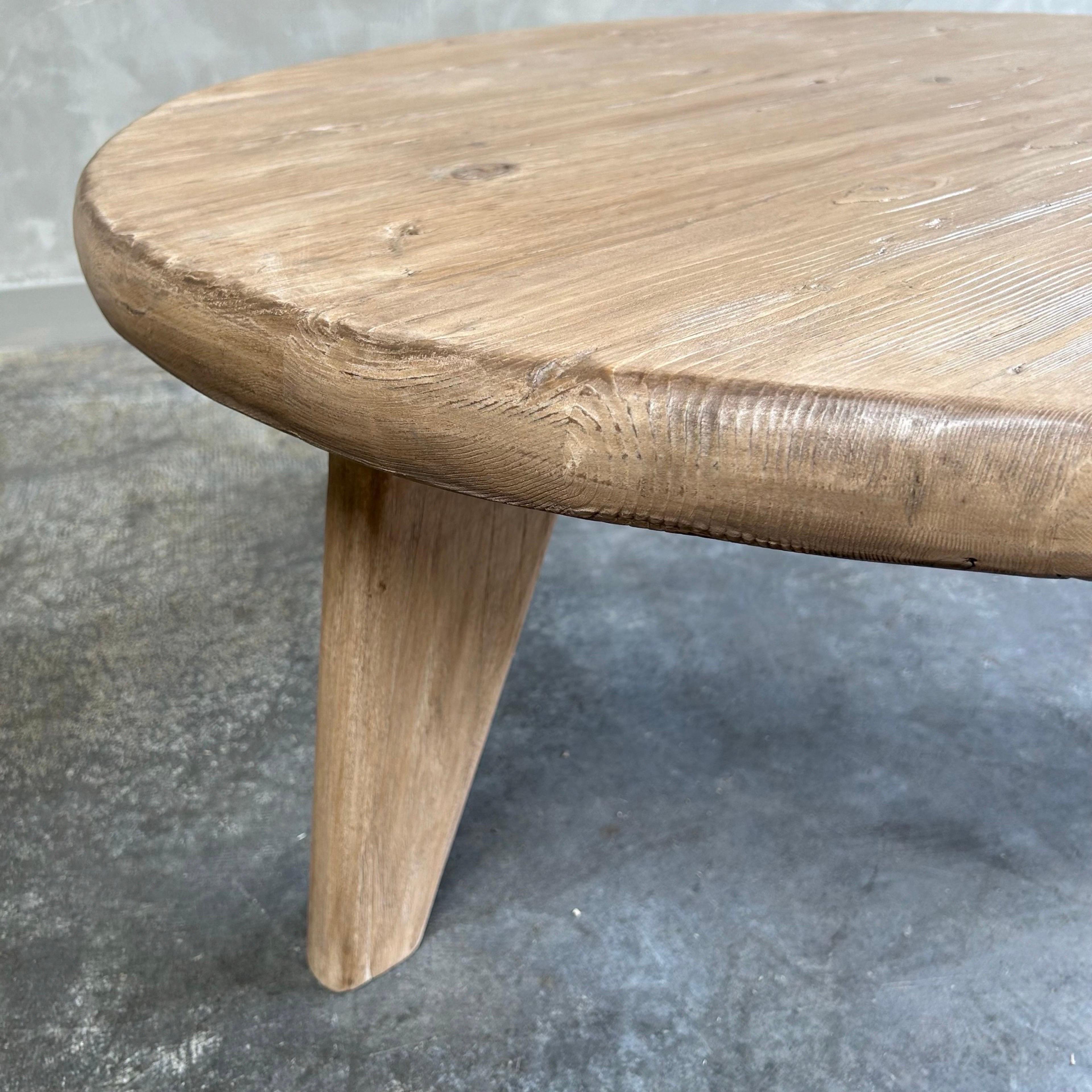 XXIe siècle et contemporain Table basse ronde en bois d'orme récupéré sur mesure avec 3 pieds en vente