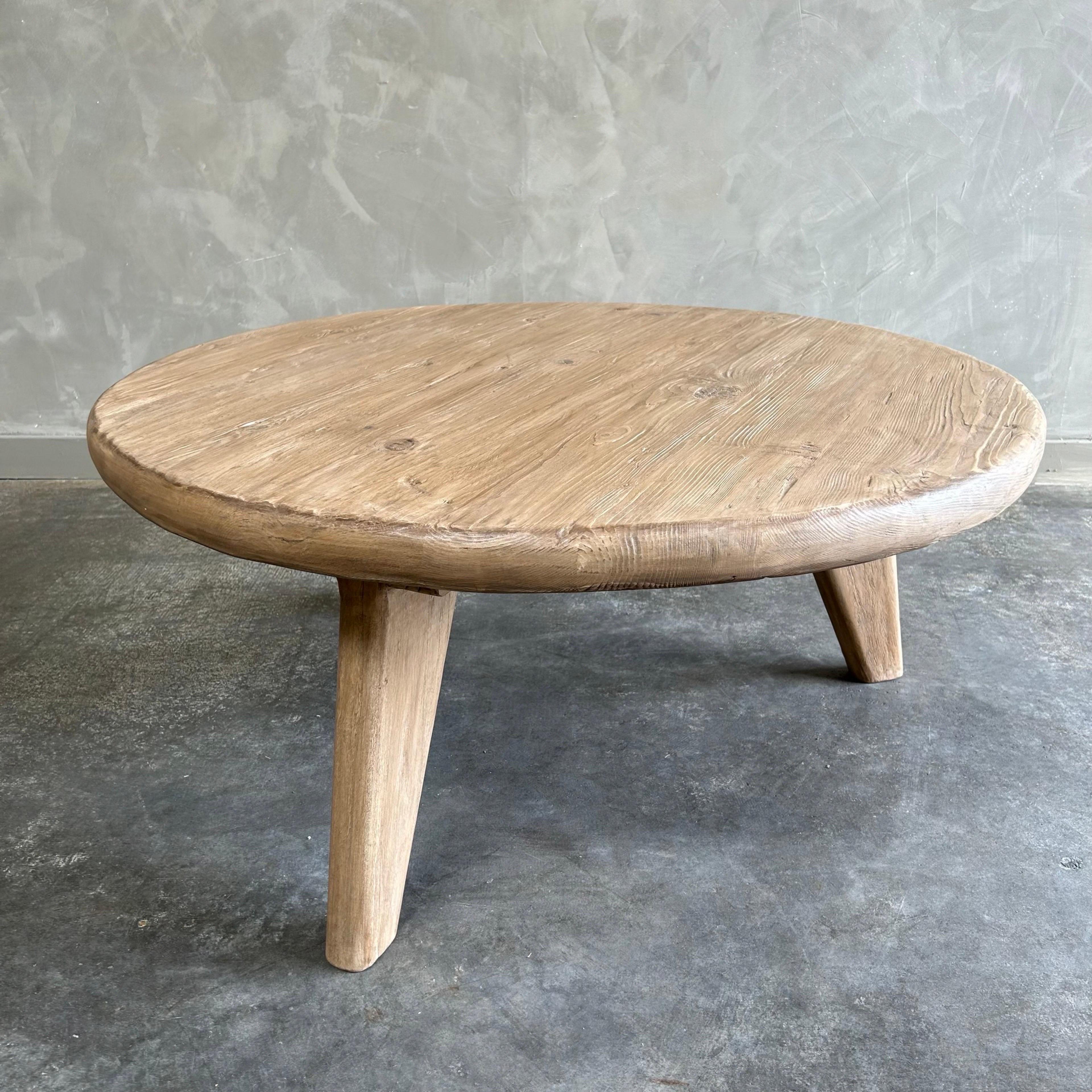 Orme Table basse ronde en bois d'orme récupéré sur mesure avec 3 pieds en vente