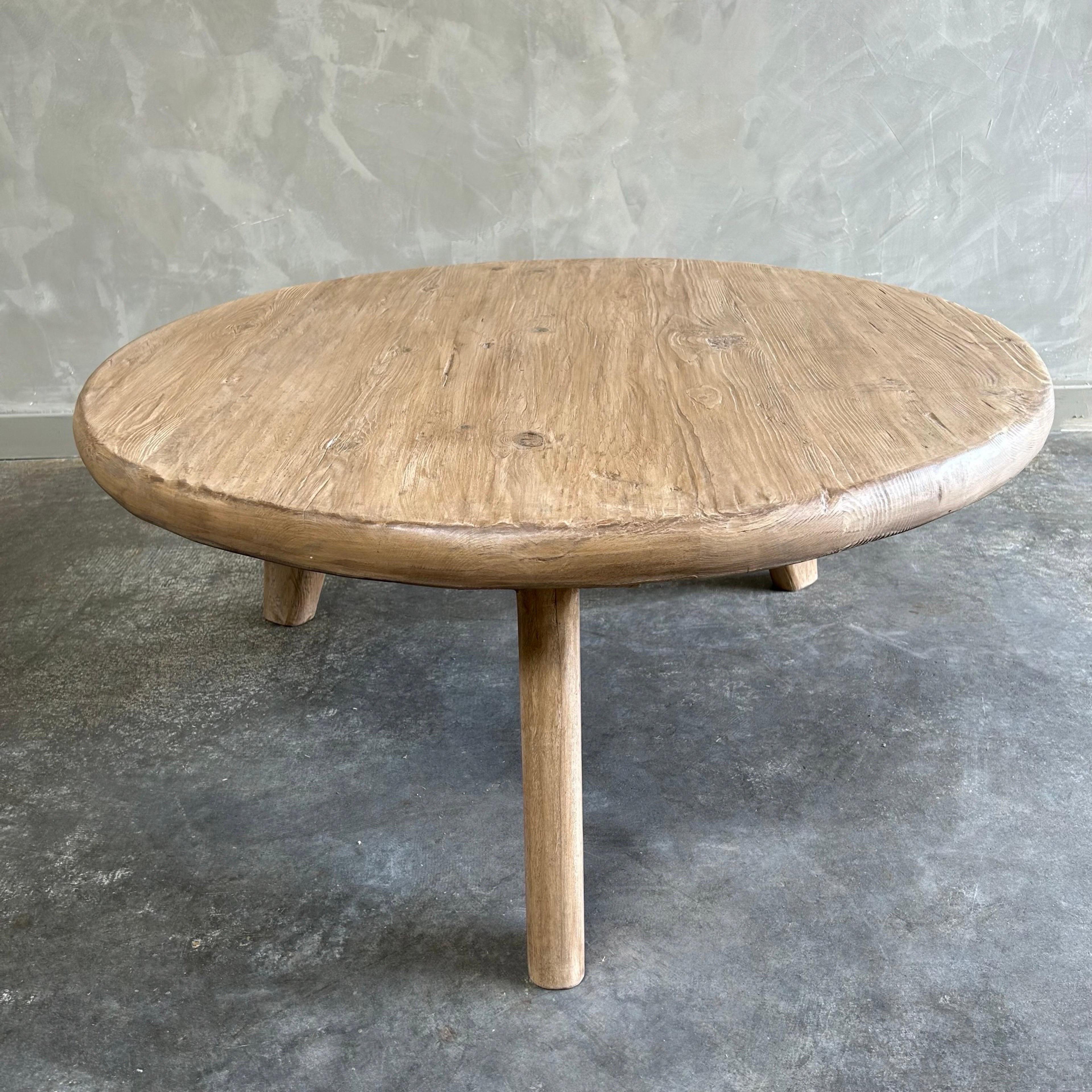 Table basse ronde en bois d'orme récupéré sur mesure avec 3 pieds en vente 2