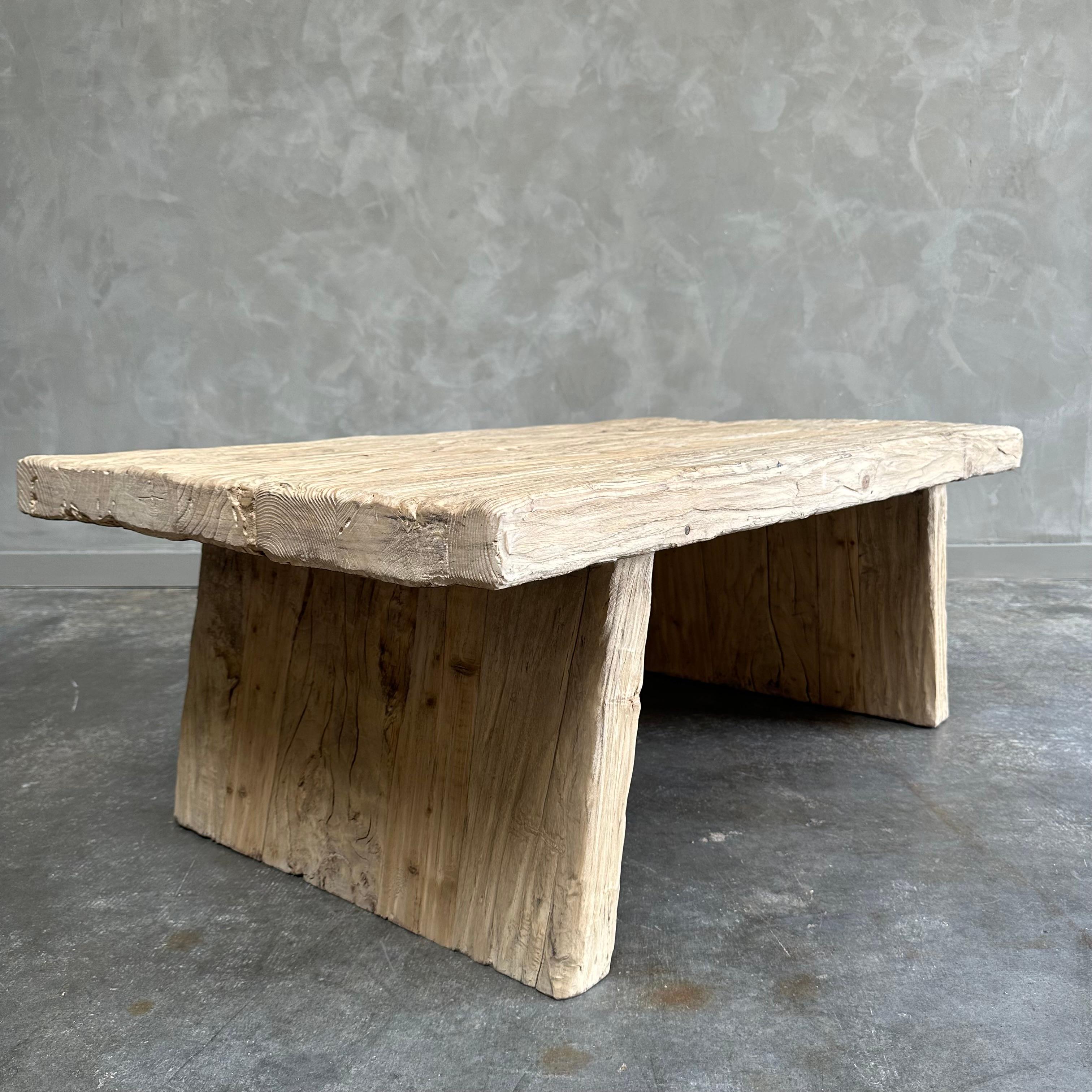 Table basse rustique en bois d'orme récupéré sur mesure Neuf - En vente à Brea, CA