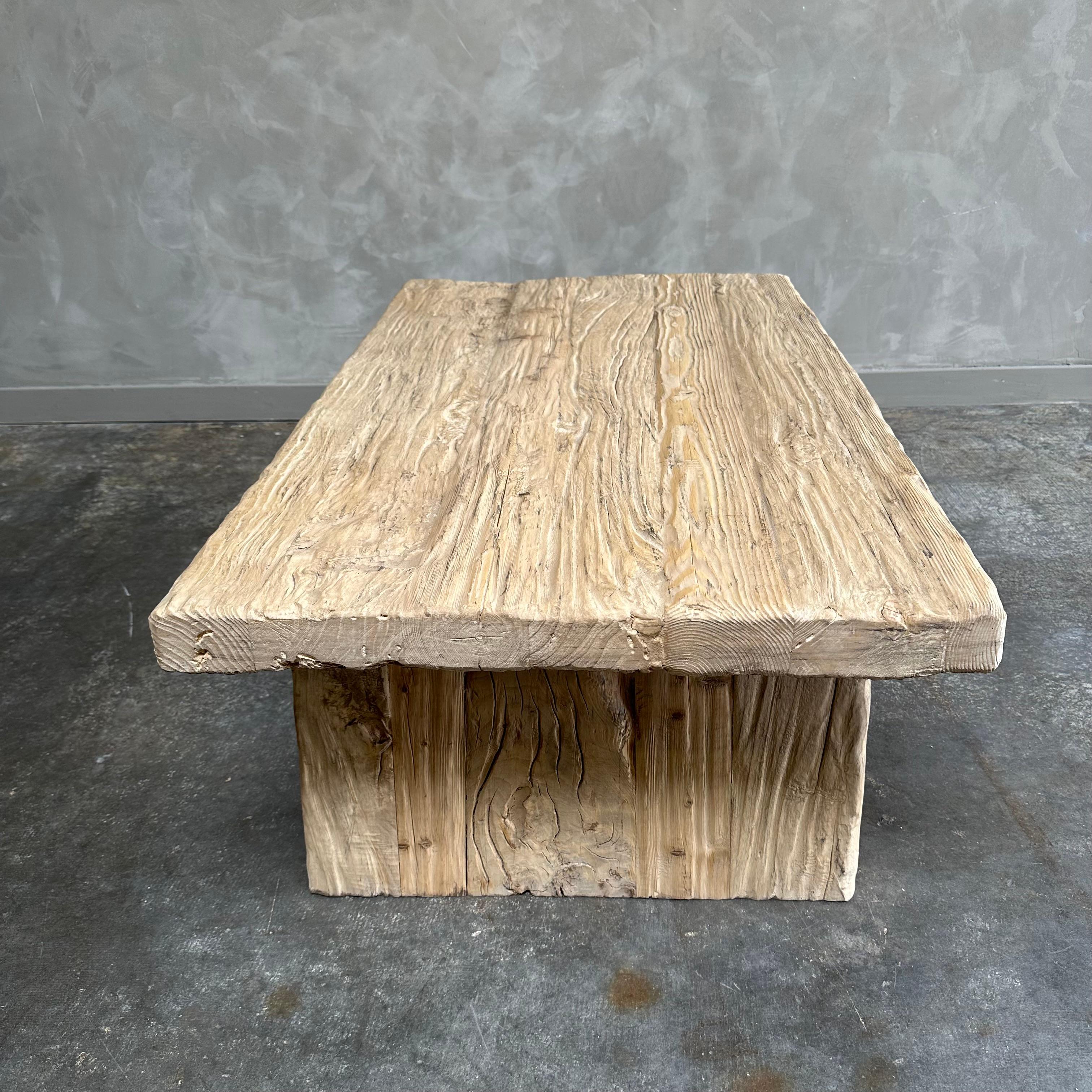 Table basse rustique en bois d'orme récupéré sur mesure en vente 2
