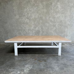 Table basse en pin récupéré sur mesure avec finition peinte en blanc