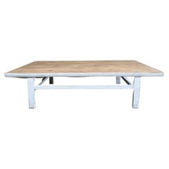 Table basse en pin récupéré sur mesure avec finition peinte en blanc