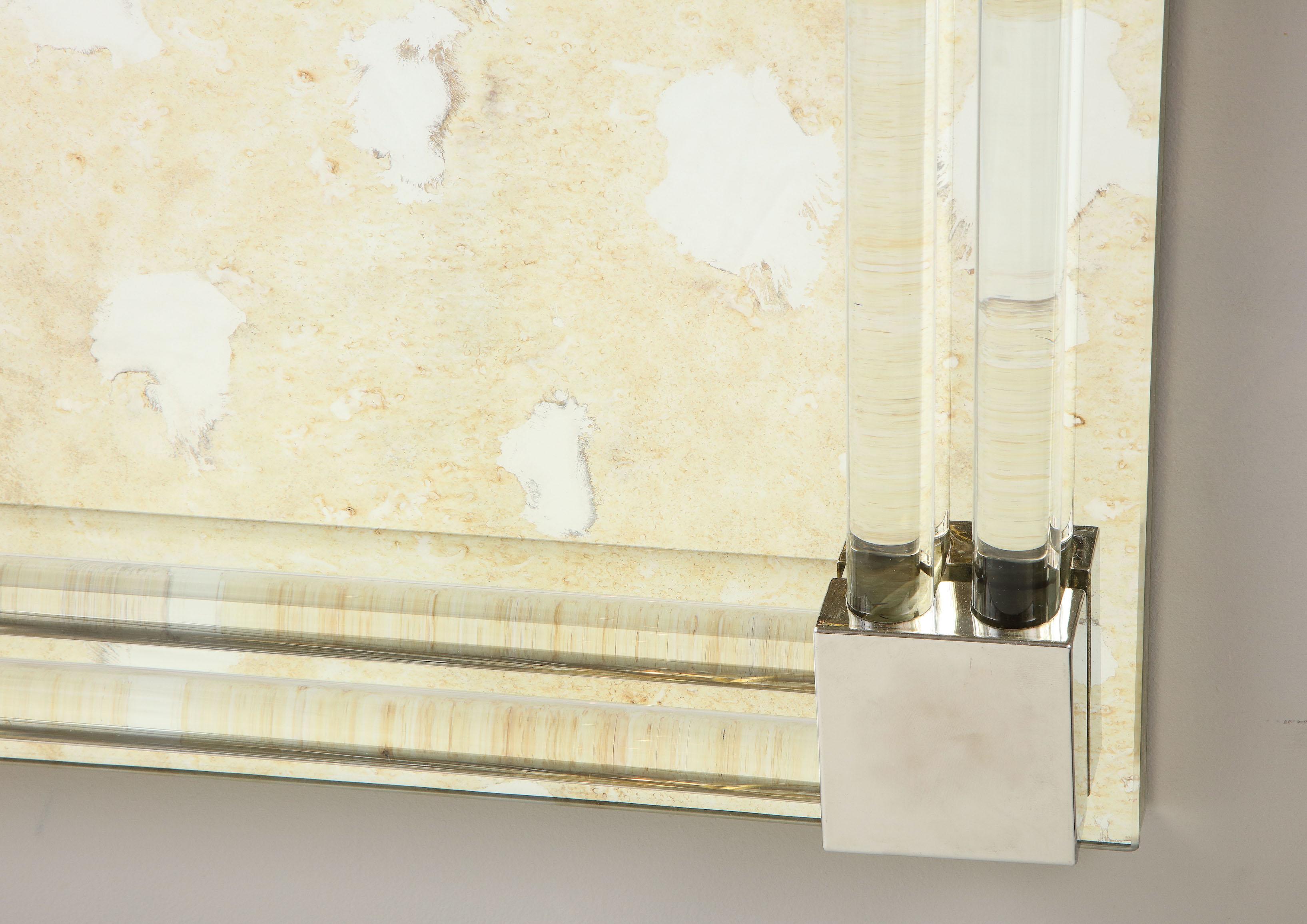 Magnifique miroir rectangulaire avec cadre à baguettes en verre et accents métalliques. Le modèle présenté est en finition miroir antique nuageux de couleur or, et est disponible pour un achat immédiat. Possibilité de personnalisation dans