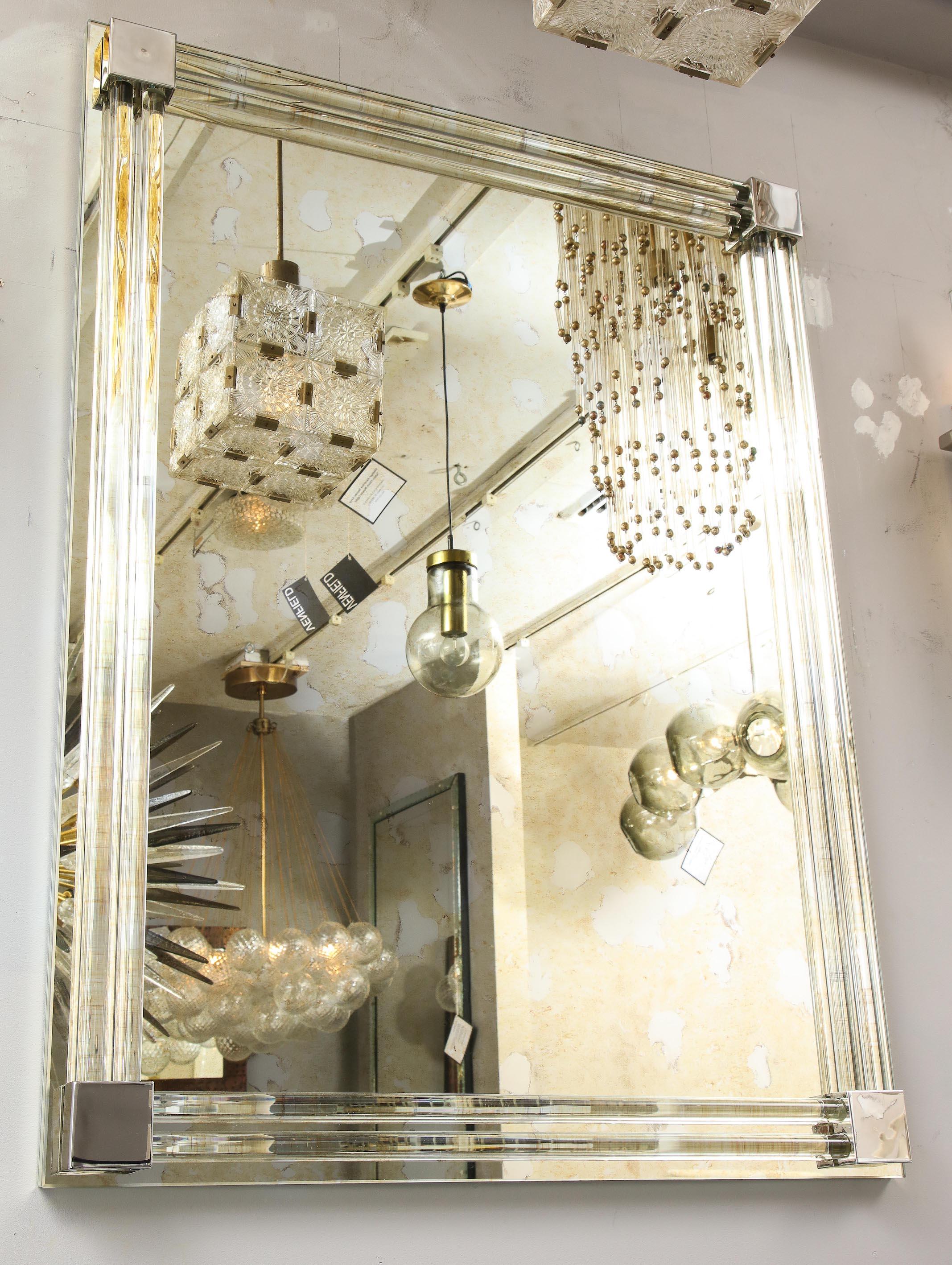 Miroir rectangulaire avec cadre à baguette en verre et accents métalliques Neuf - En vente à New York, NY