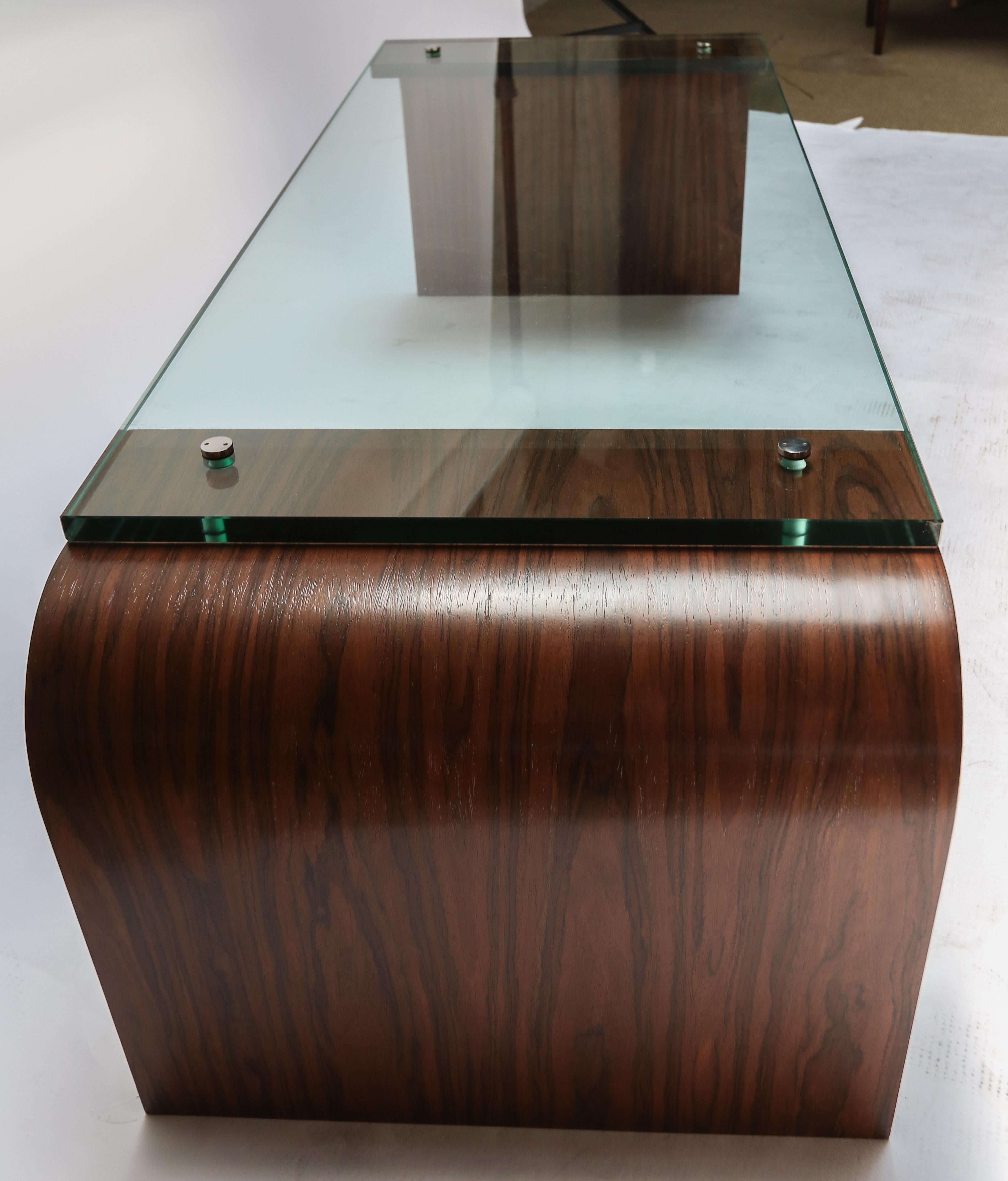 Table basse rectangulaire en bois de rose et en verre faite sur mesure par Adesso Imports en vente 2