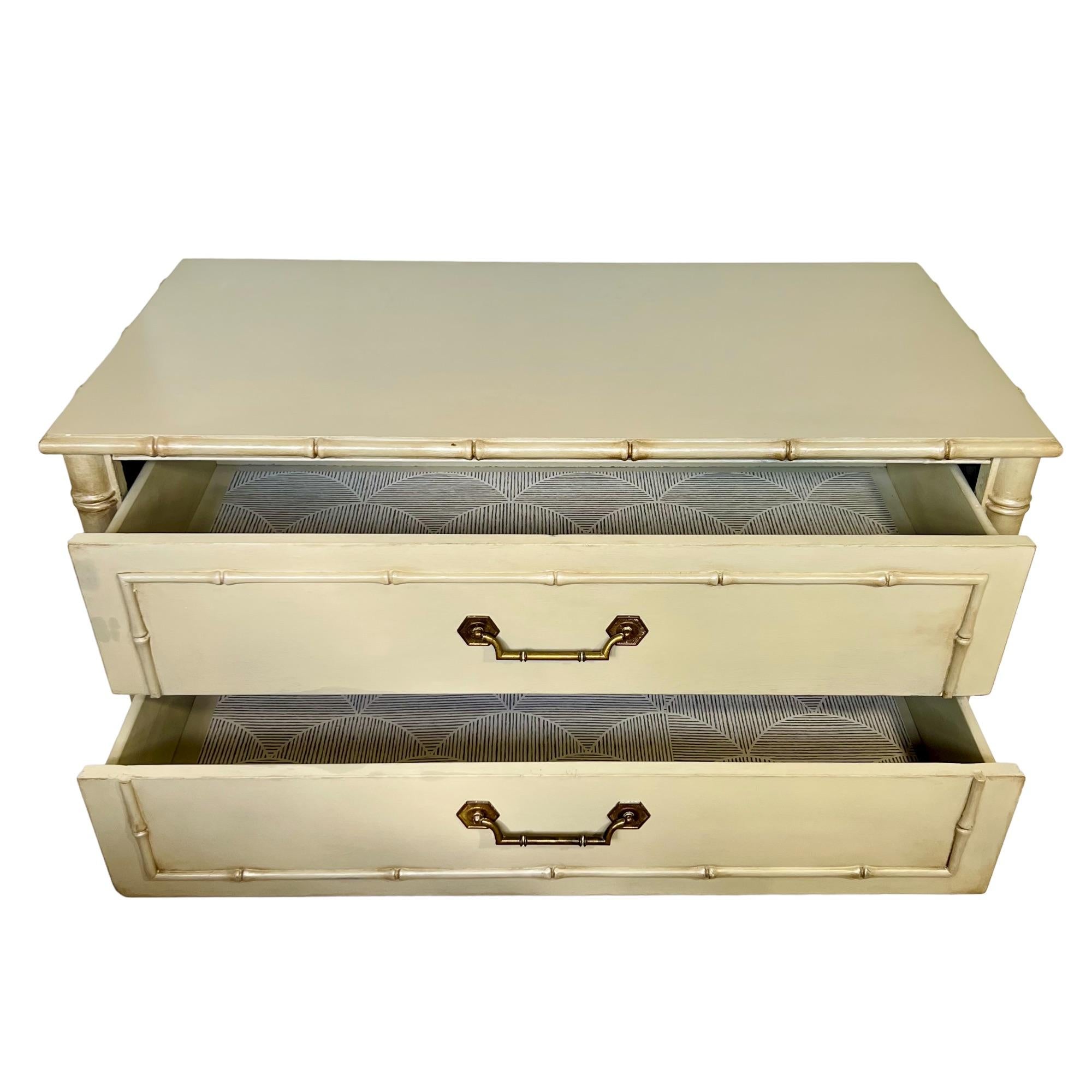 Laiton Commode basse à deux tiroirs en faux bambou vintage restaurée sur mesure en vente