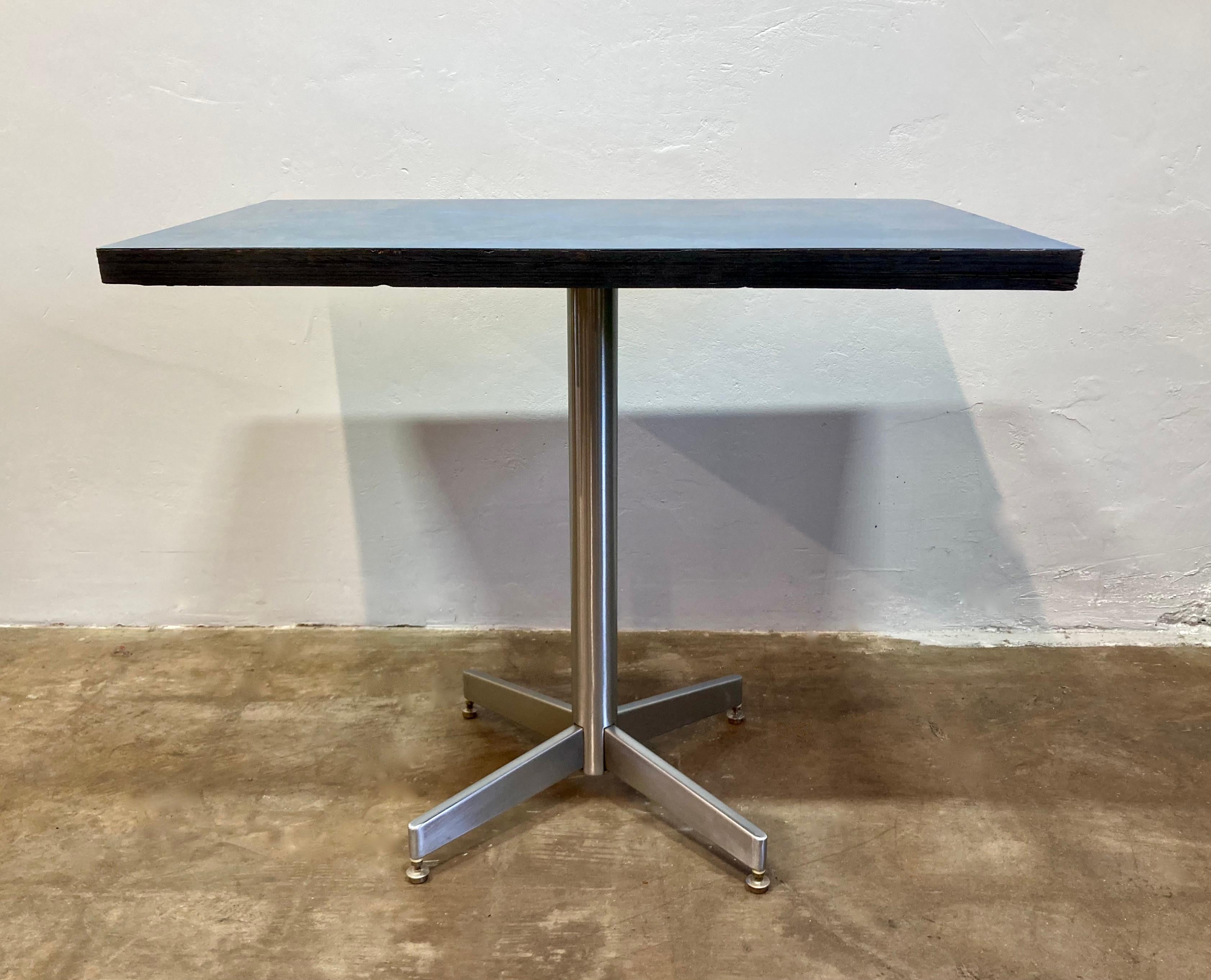 Mesa de Bistro reformada a medida con tablero de acero patinado azul Moderno de mediados de siglo en venta