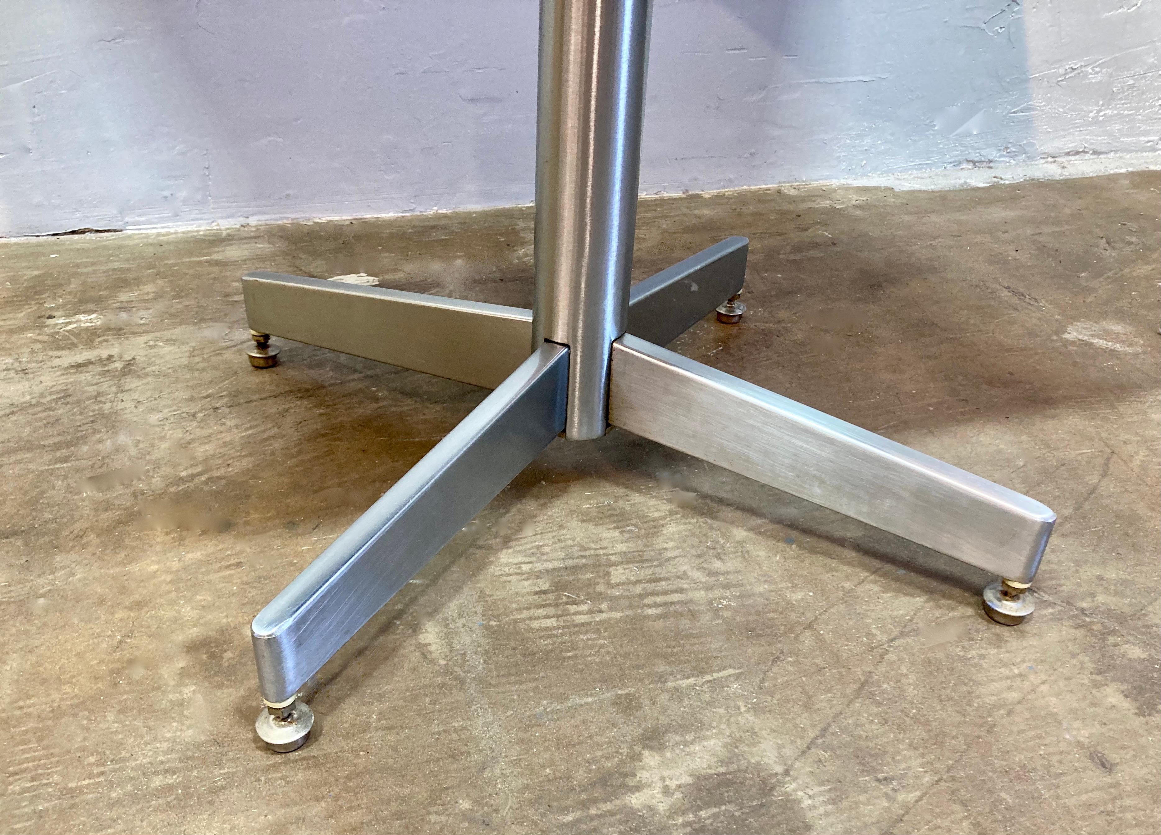 Mesa de Bistro reformada a medida con tablero de acero patinado azul Estadounidense en venta