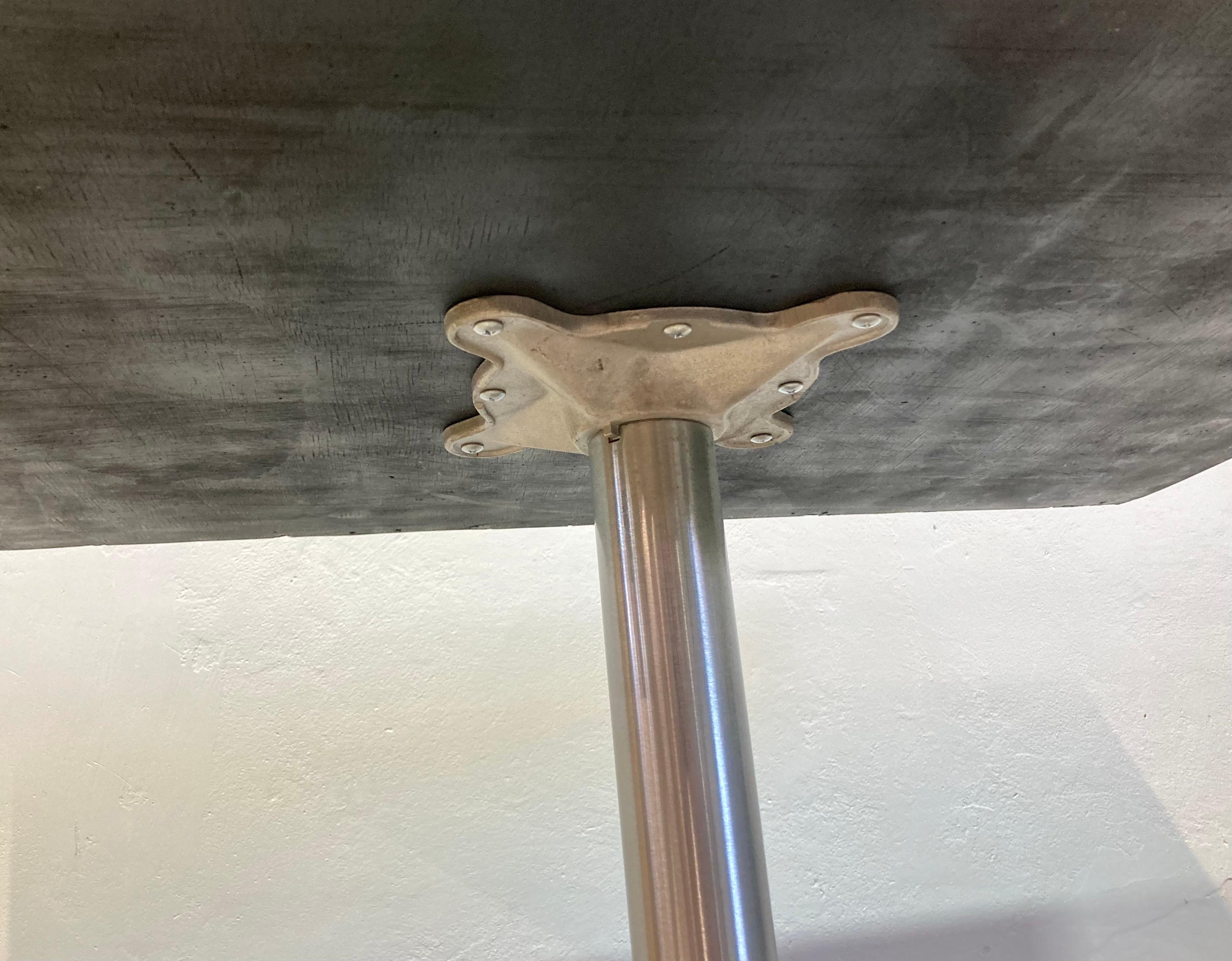 Mesa de Bistro reformada a medida con tablero de acero patinado azul Patinado en venta