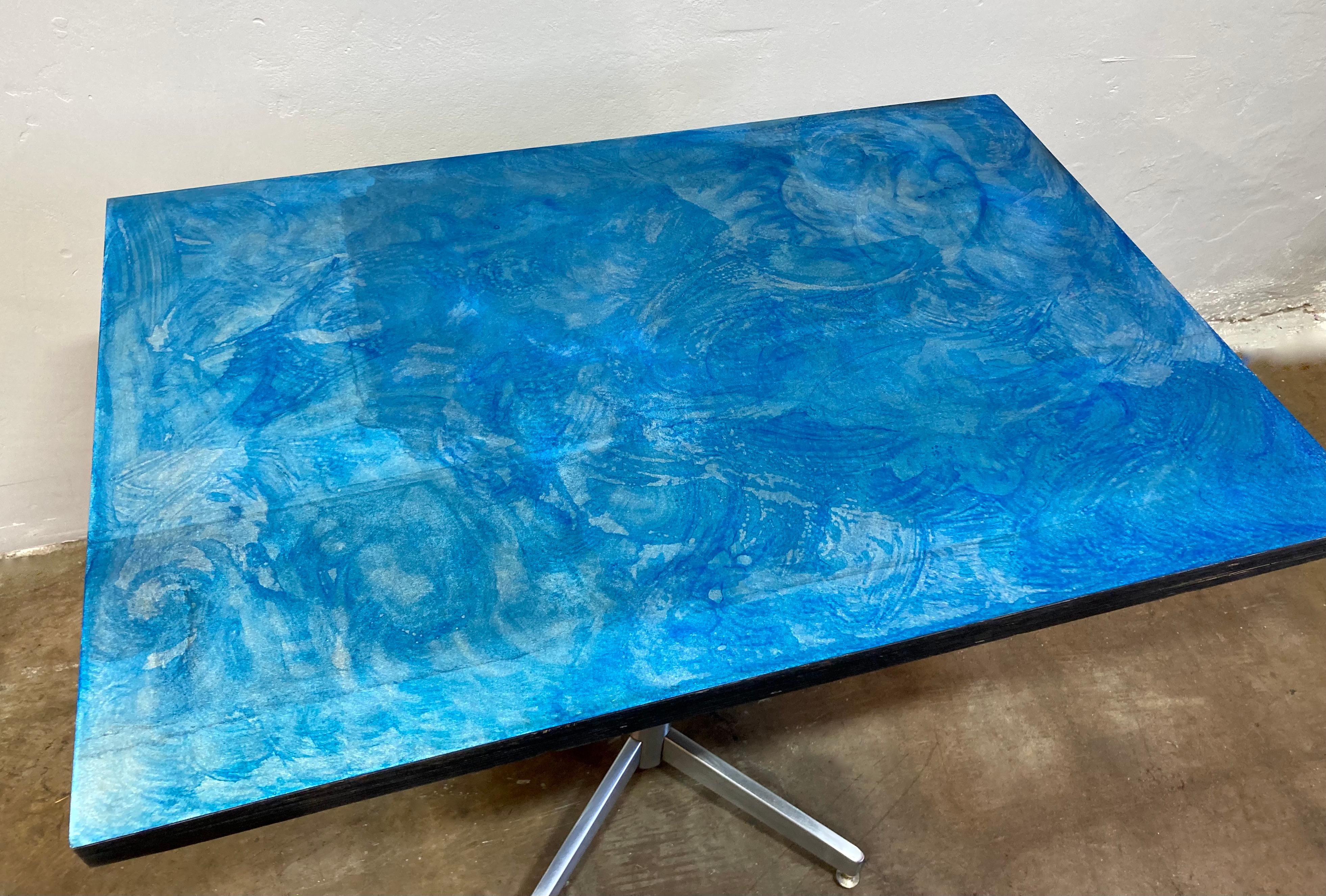 Mesa de Bistro reformada a medida con tablero de acero patinado azul Siglo XXI y contemporáneo en venta