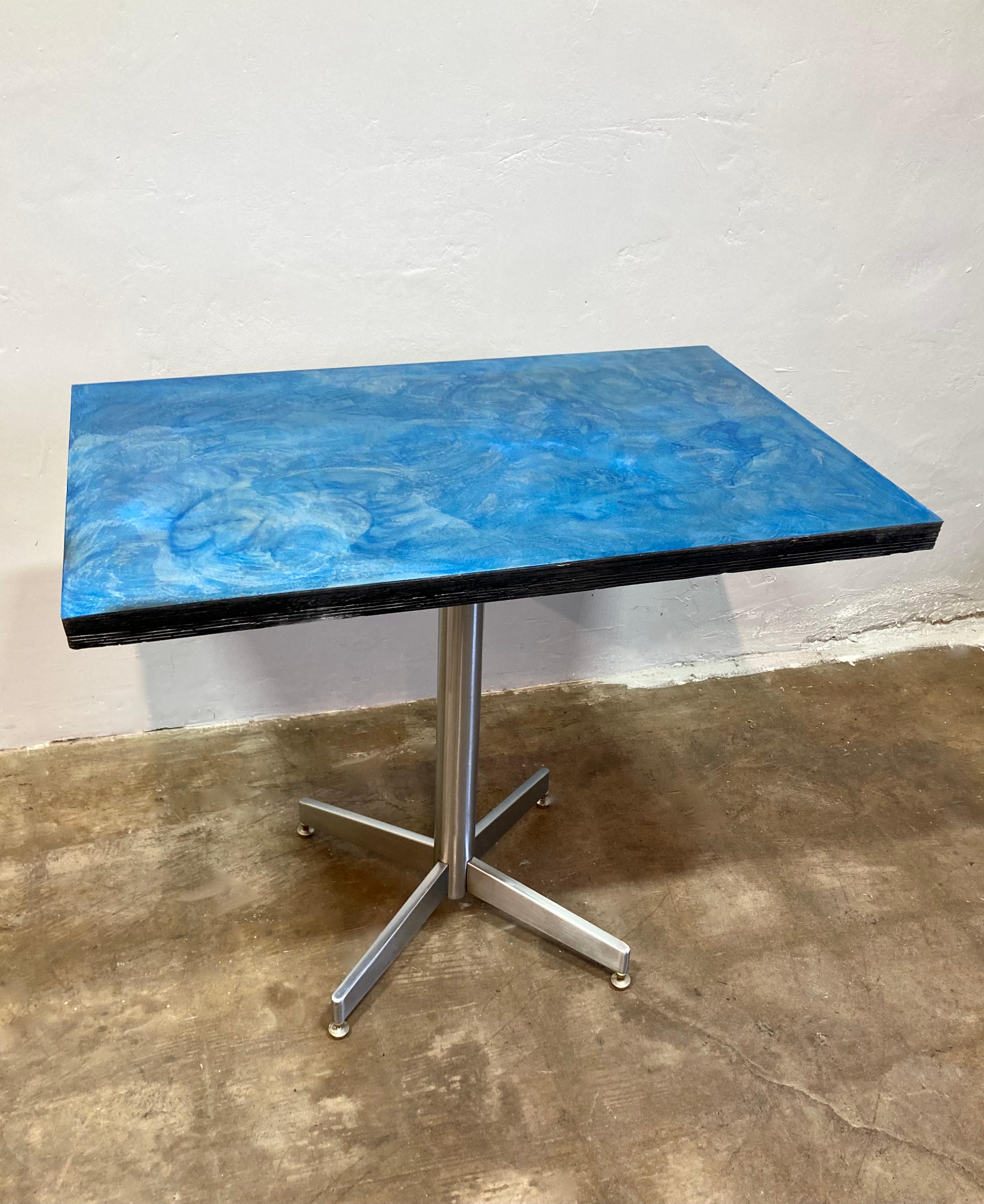 Mesa de Bistro reformada a medida con tablero de acero patinado azul en venta 1