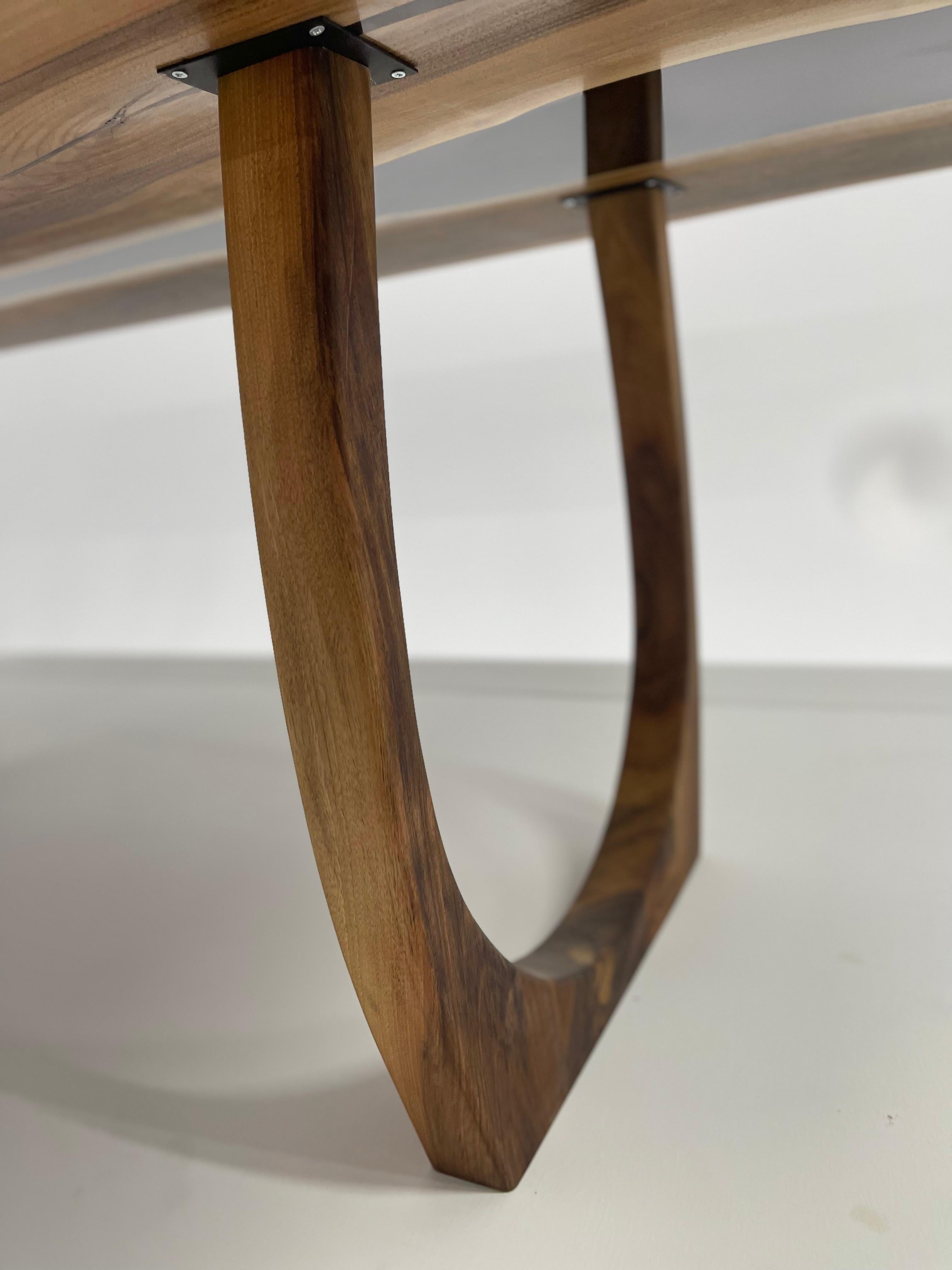 XXI secolo e contemporaneo Tavolo da pranzo River in resina nera - Tavolo da cucina Wood - Mobili in legno di alta gamma in vendita