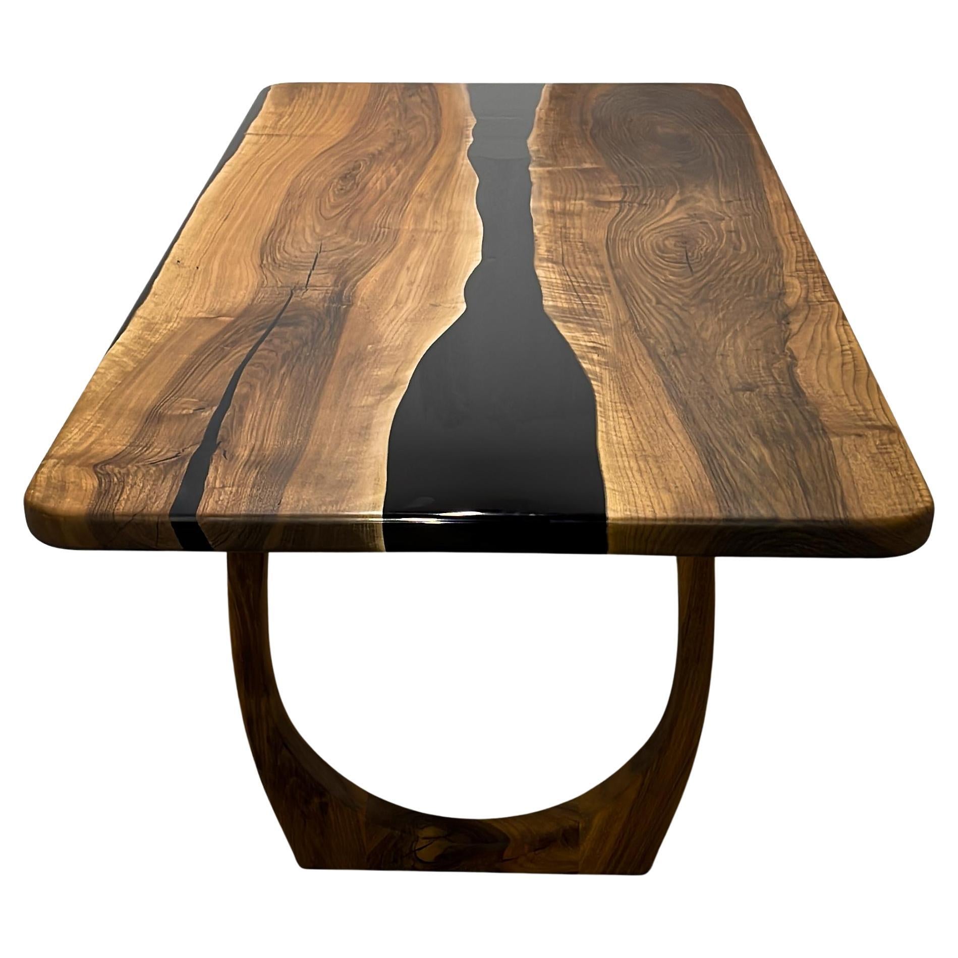 TAVOLO DA PRANZO IN RESINA EPOSSIDICA WALNUT RIVER

Questo tavolo epossidico è un'opera d'arte unica, ispirata alla bellezza della natura. 

Il tavolo epossidico si distingue non solo per il suo design ma anche per la sua durata. Grazie al suo