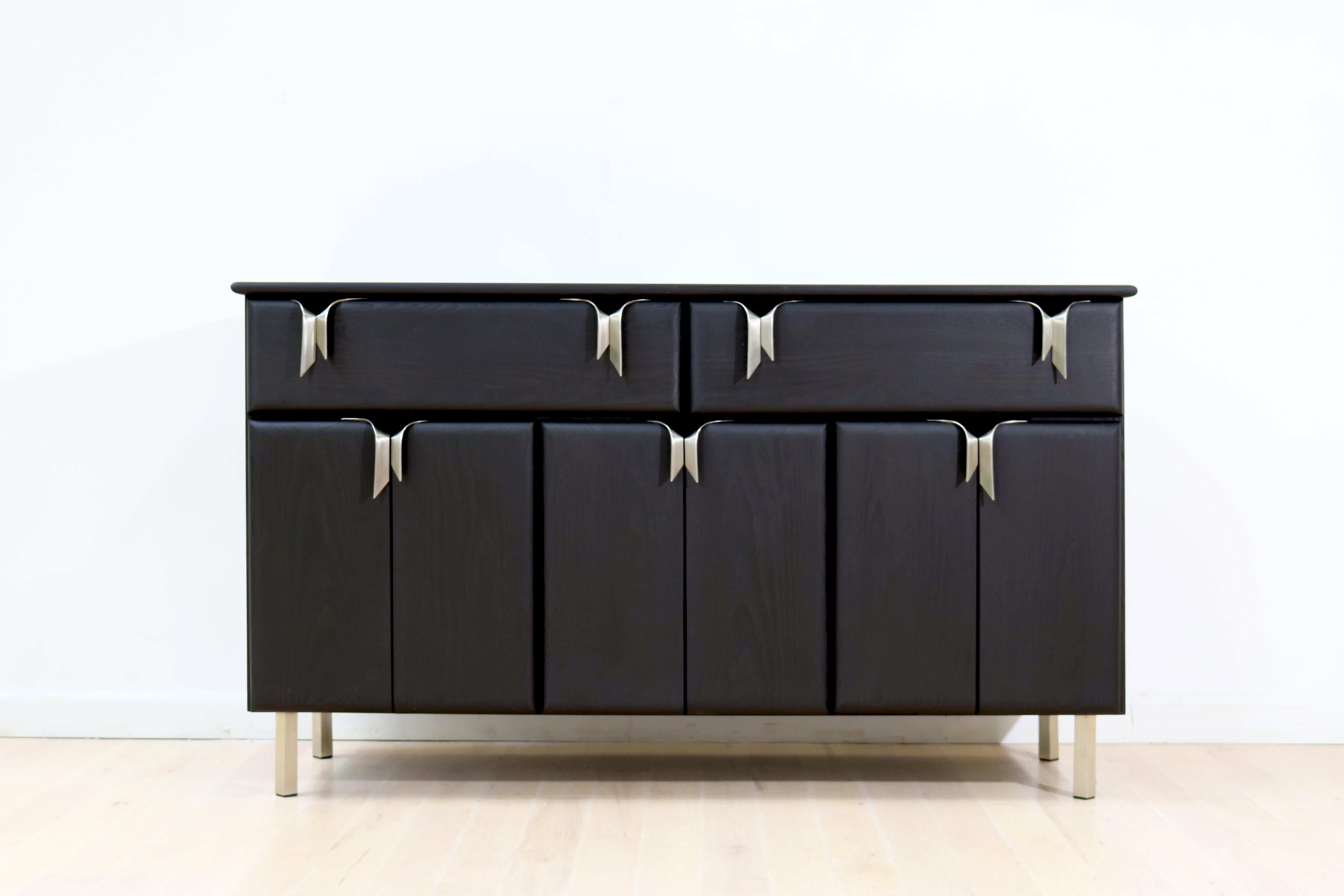 Altro Consolle a nastro personalizzata, in legno di frassino tinto nero con hardware in argento in vendita