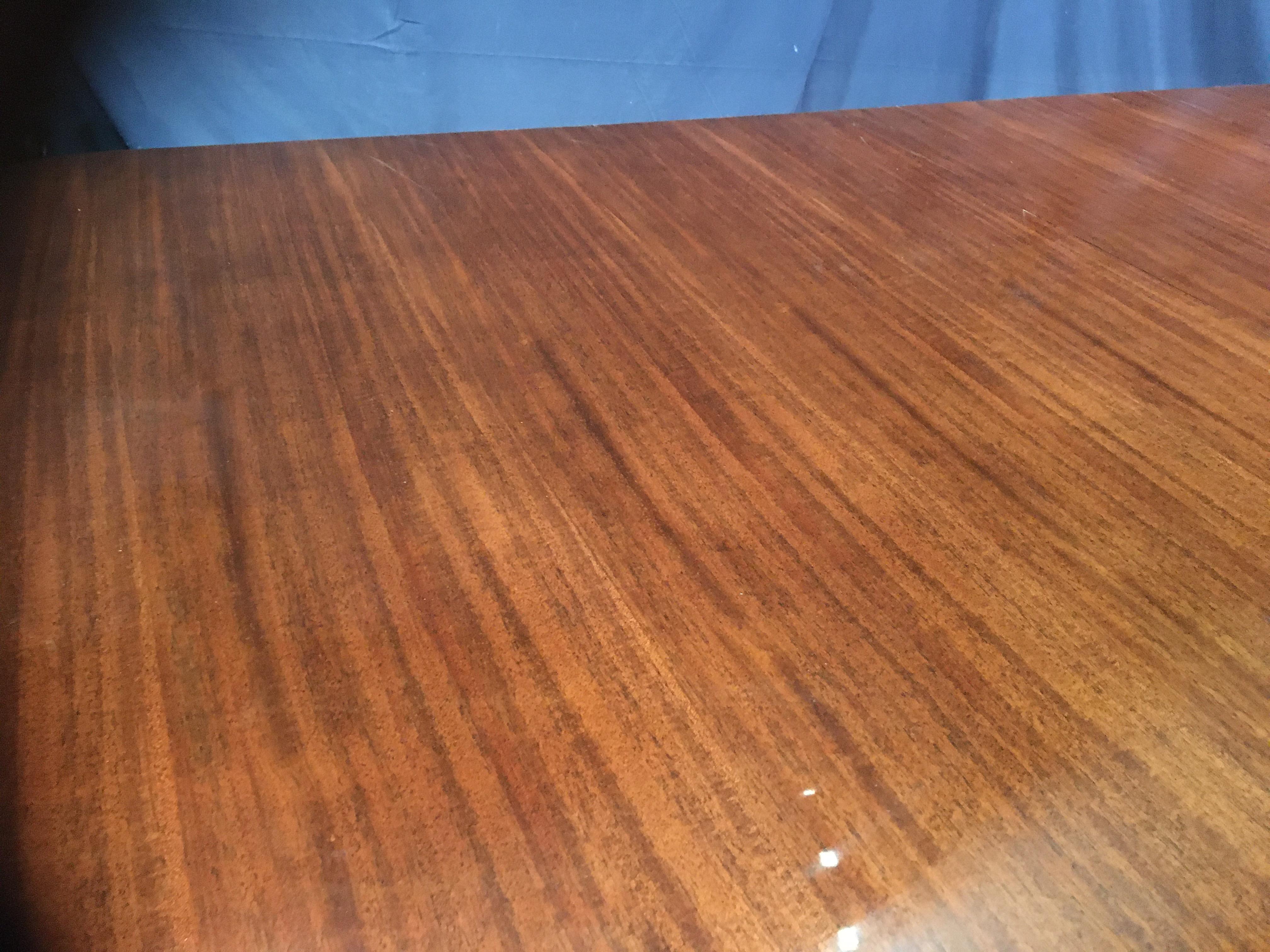 Tavolo da pranzo tradizionale personalizzato in stile georgiano in mogano a nastro di Leighton Hall In condizioni Nuovo in vendita a Suwanee, GA