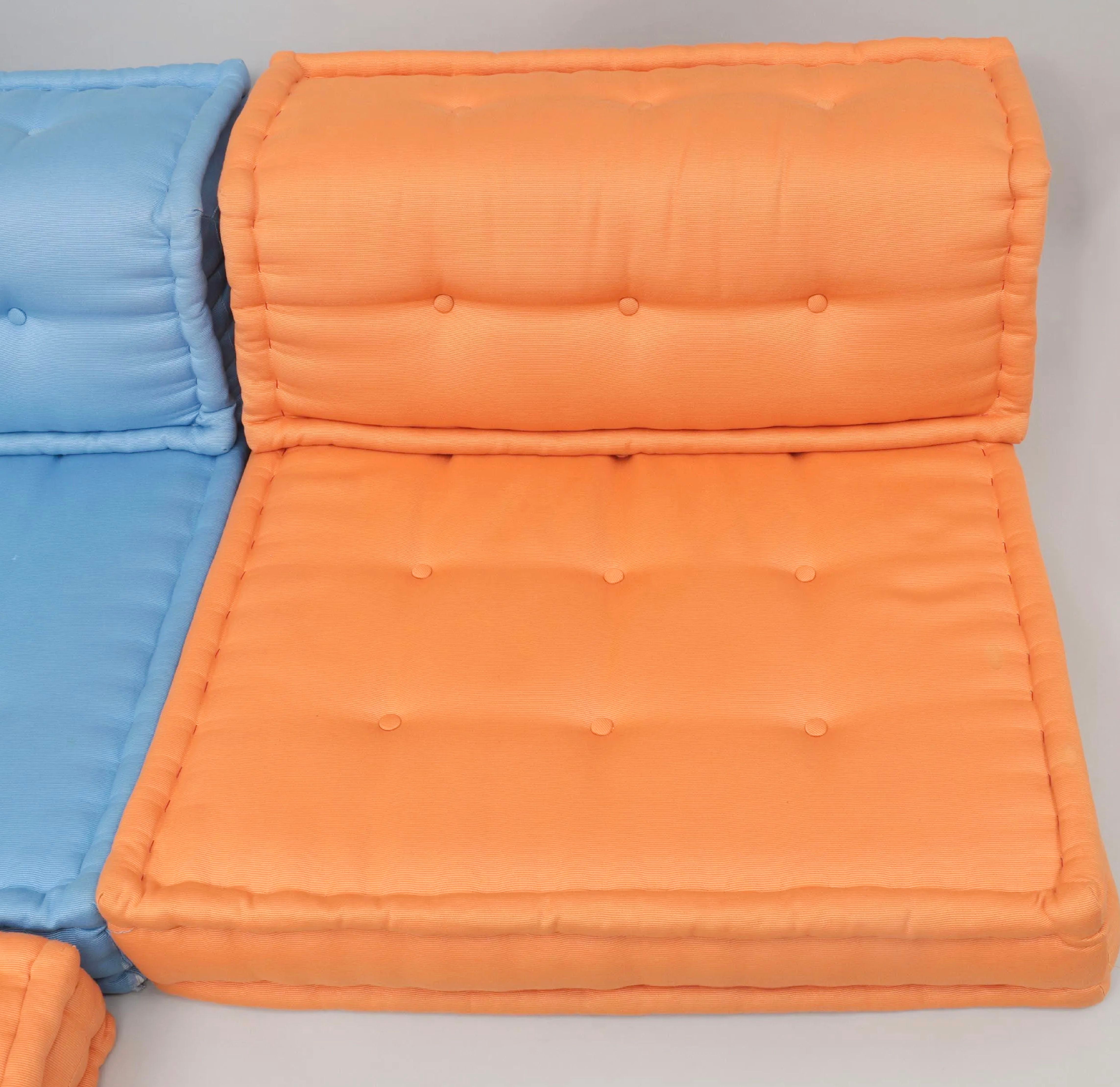 Ensemble de chaises de salon orange Mah Jong de Roche Bobois, Hans Hopfer, Italie. Cette offre concerne un ensemble d'éléments comprenant un coussin carré et un dossier droit, tous deux en textile orange.
De Roche Bobois : Hans Hopfer a conçu le