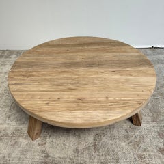 Table basse ronde sur mesure en orme recyclé avec trois pieds