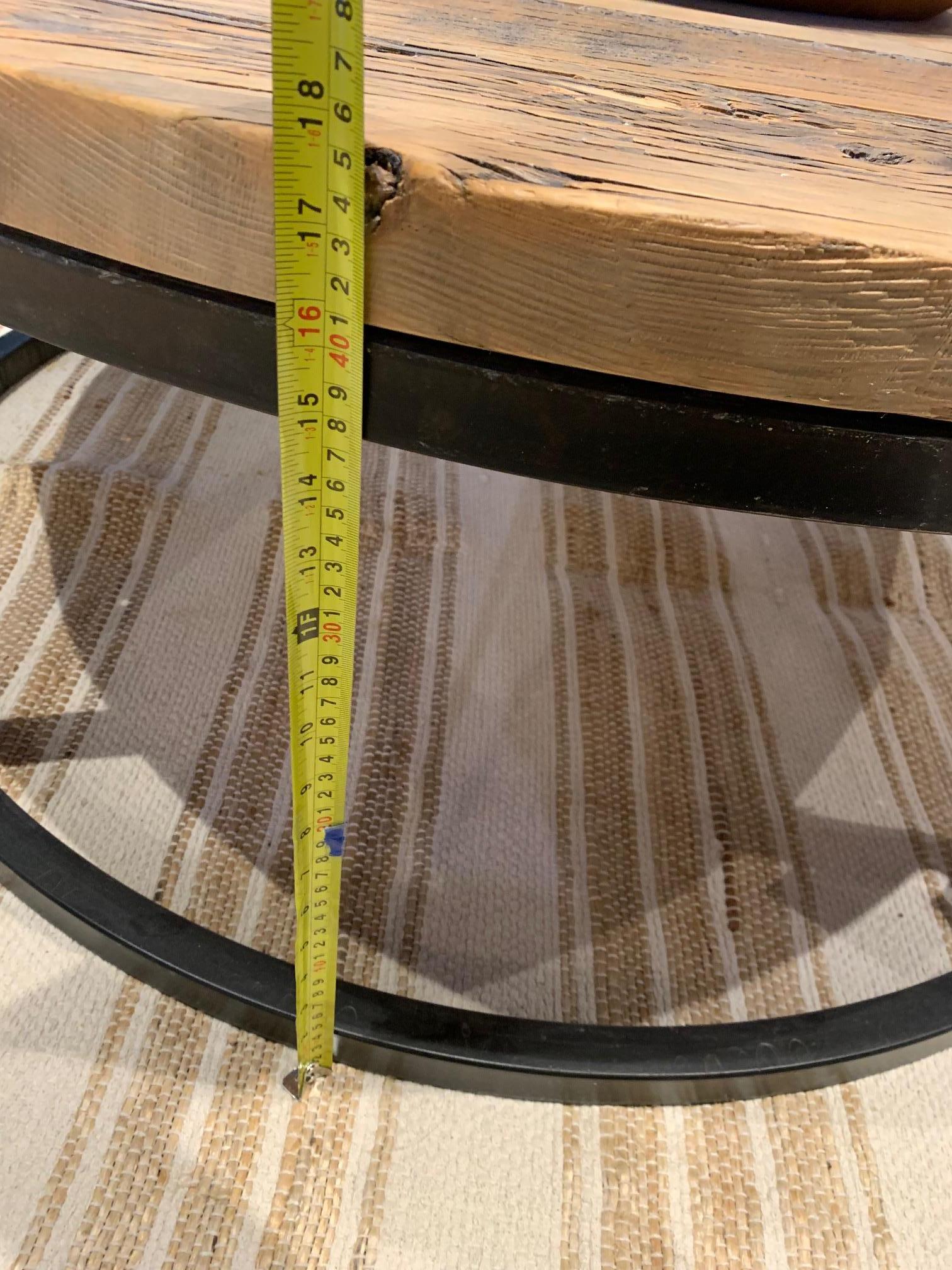 La table basse ronde en bois de barnum peut être commandée sur mesure dans n'importe quelle taille et finition.

Commandes personnalisées uniquement. Modèle d'exposition non disponible à la vente. 

