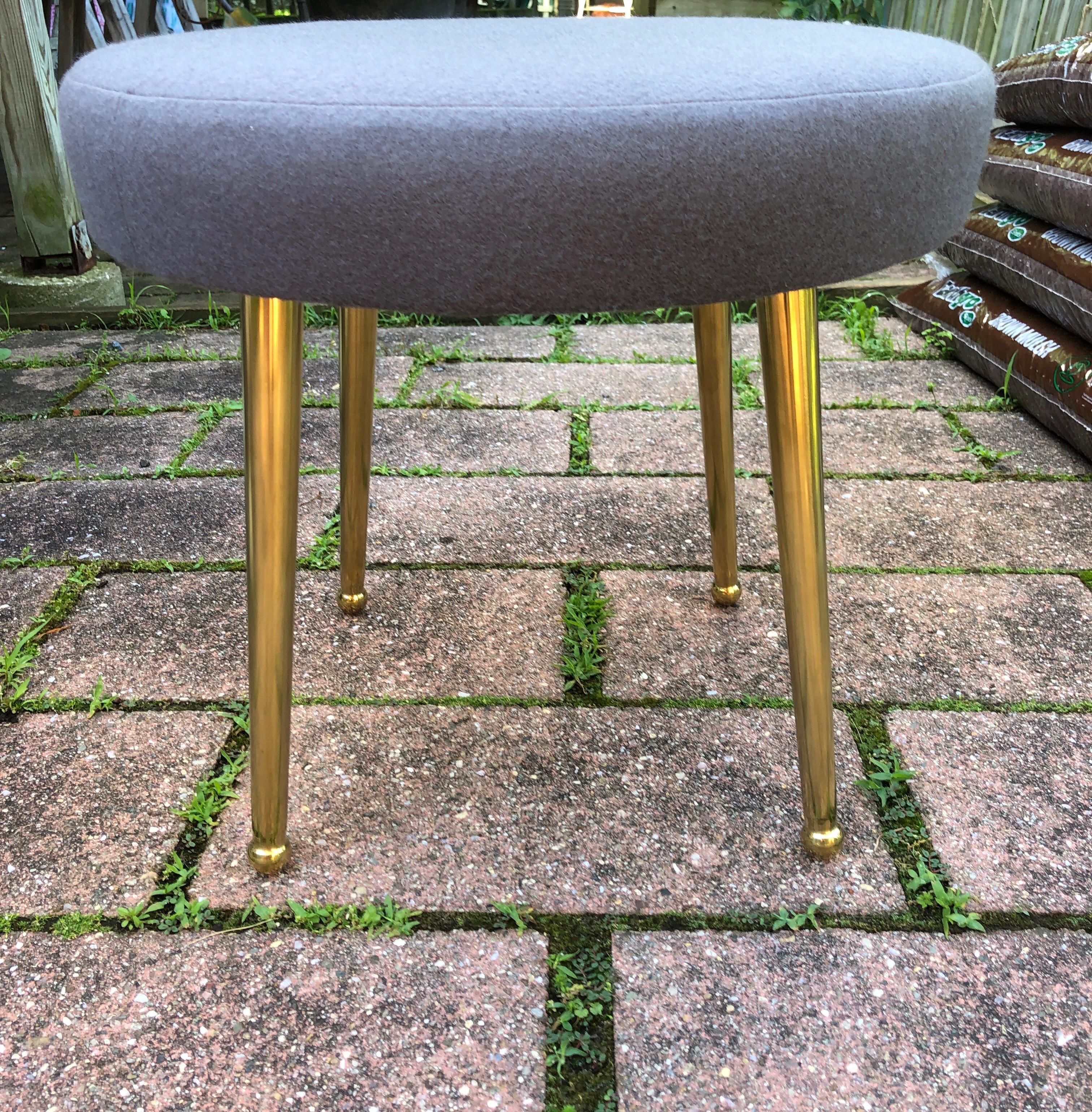 American Custom Round Brass Pointe Leg Bench or Stool For Sale