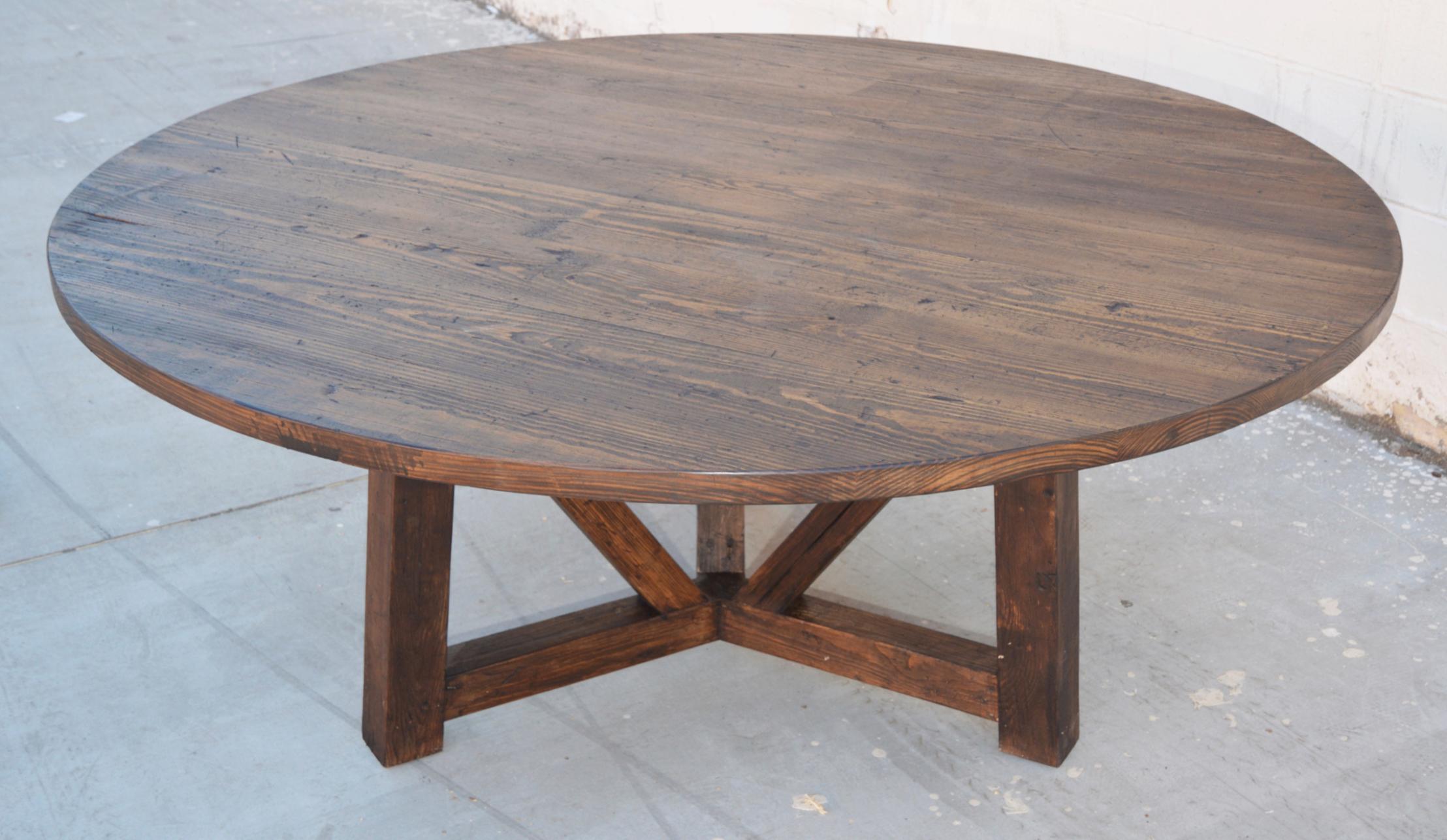 Questo tavolo da pranzo in legno di pino recuperato è stato realizzato con un diametro di 66 pollici, ma può essere costruito in qualsiasi dimensione.

Poiché ogni tavolo è realizzato al banco nel nostro laboratorio di Los Angeles, puoi influenzare