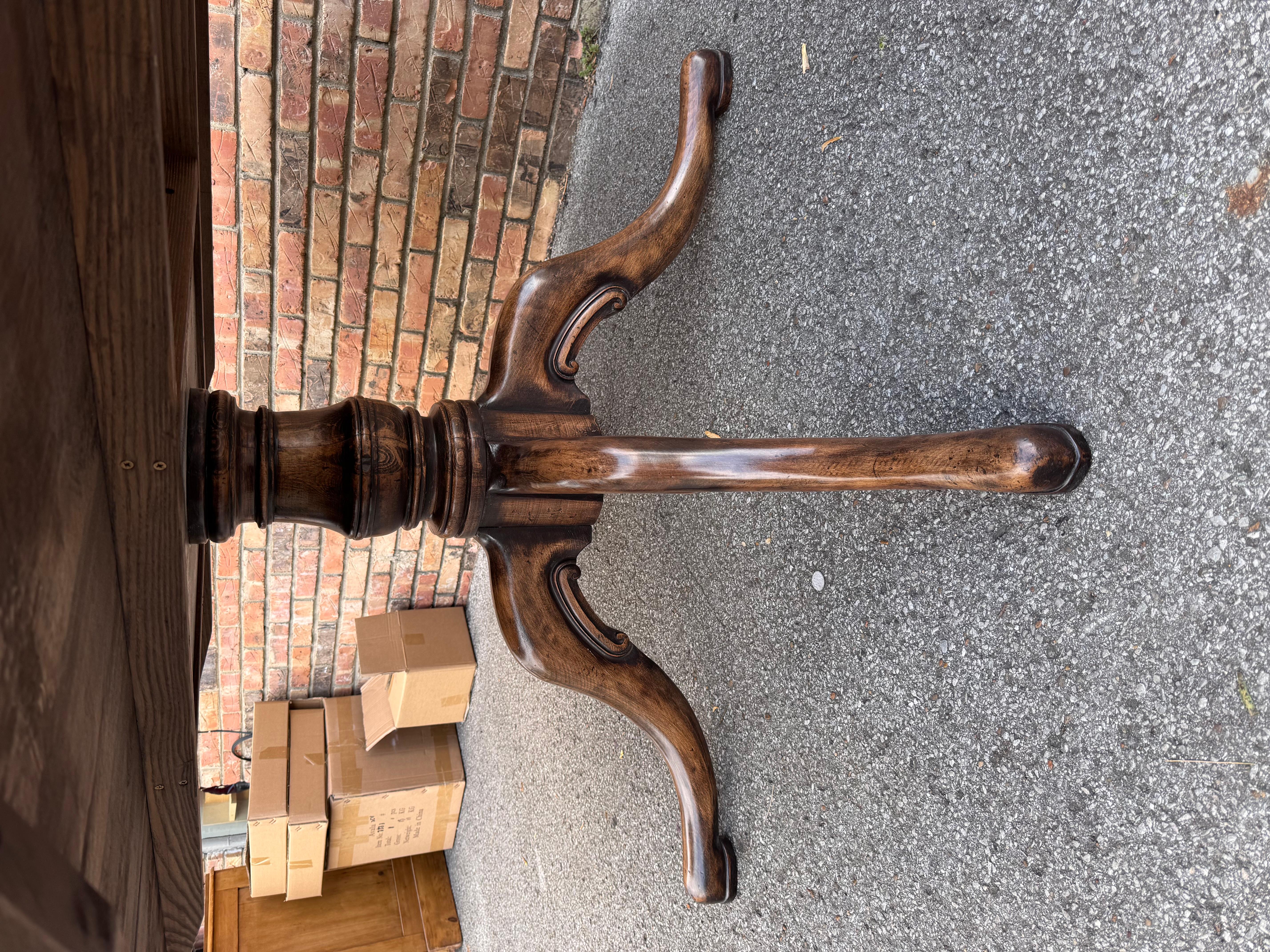 Custom Round English Dining Table In Good Condition For Sale In Nashville, TN