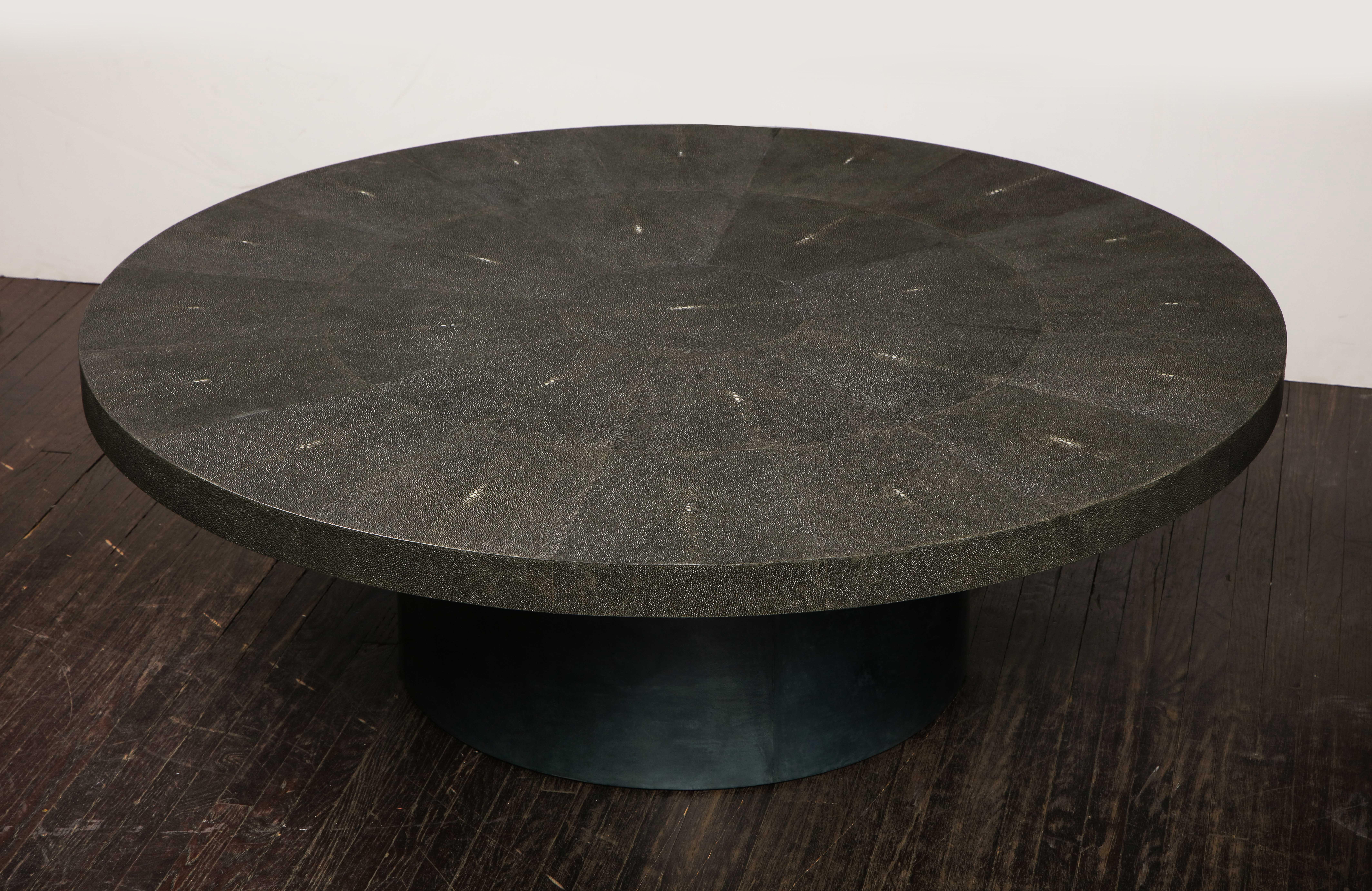 Table ronde sur mesure en galuchat noir véritable avec base en parchemin. La personnalisation est possible dans différentes tailles et couleurs.