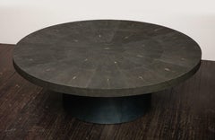Table ronde en galuchat véritable noir avec base en parchemin