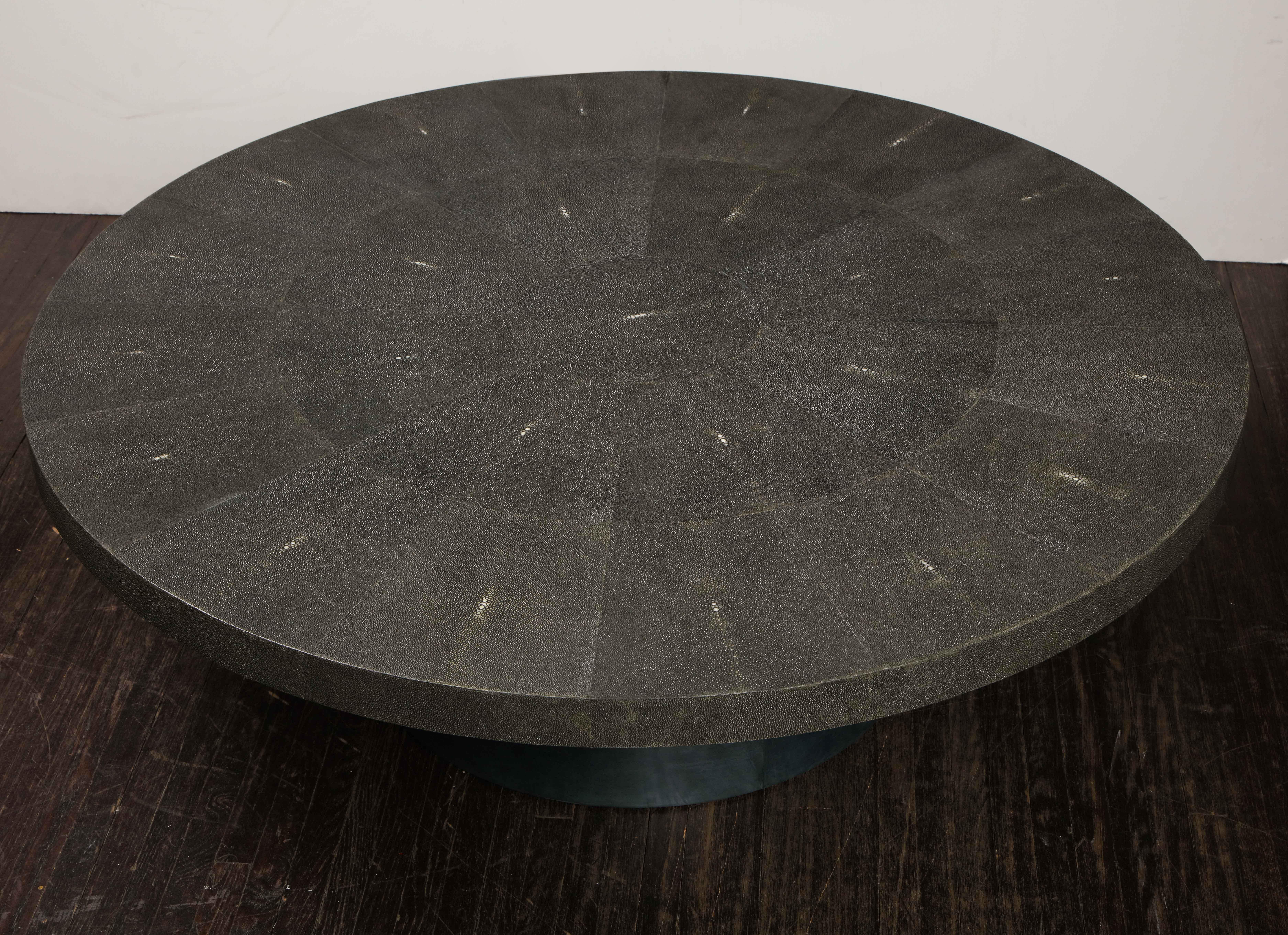 Moderne Table ronde en galuchat noir véritable avec base en parchemin en vente
