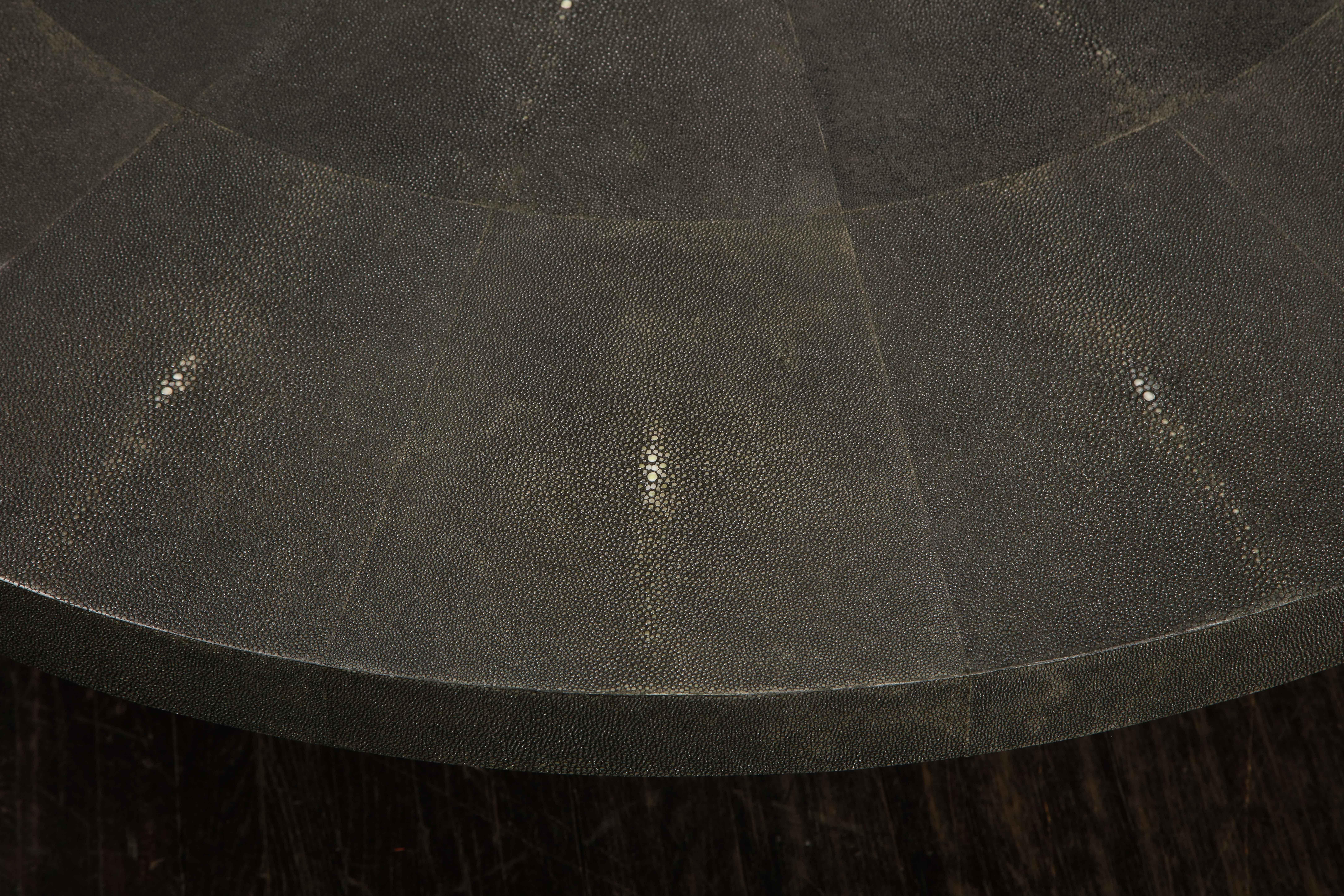 Philippin Table ronde en galuchat noir véritable avec base en parchemin en vente