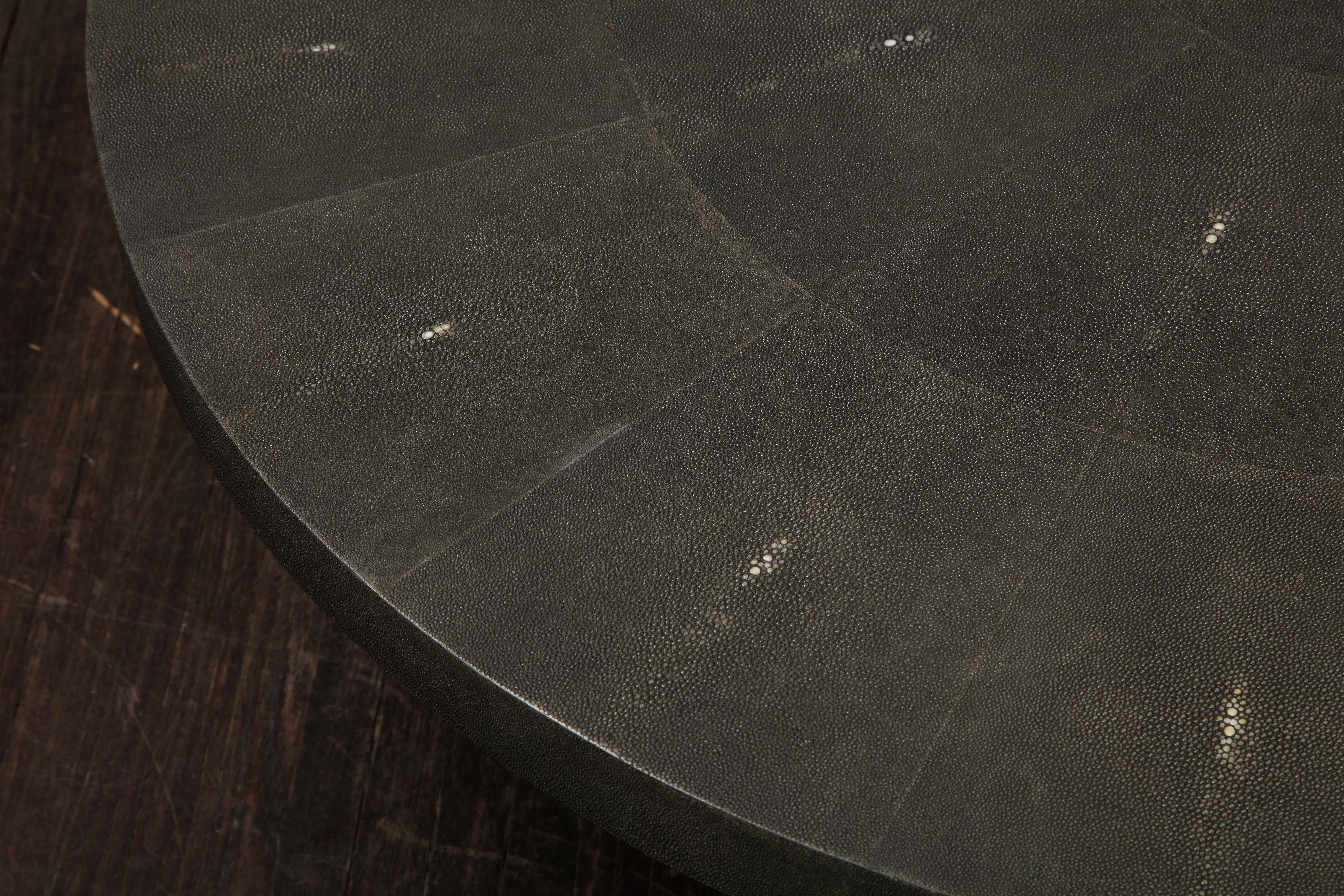 Teint Table ronde en galuchat noir véritable avec base en parchemin en vente