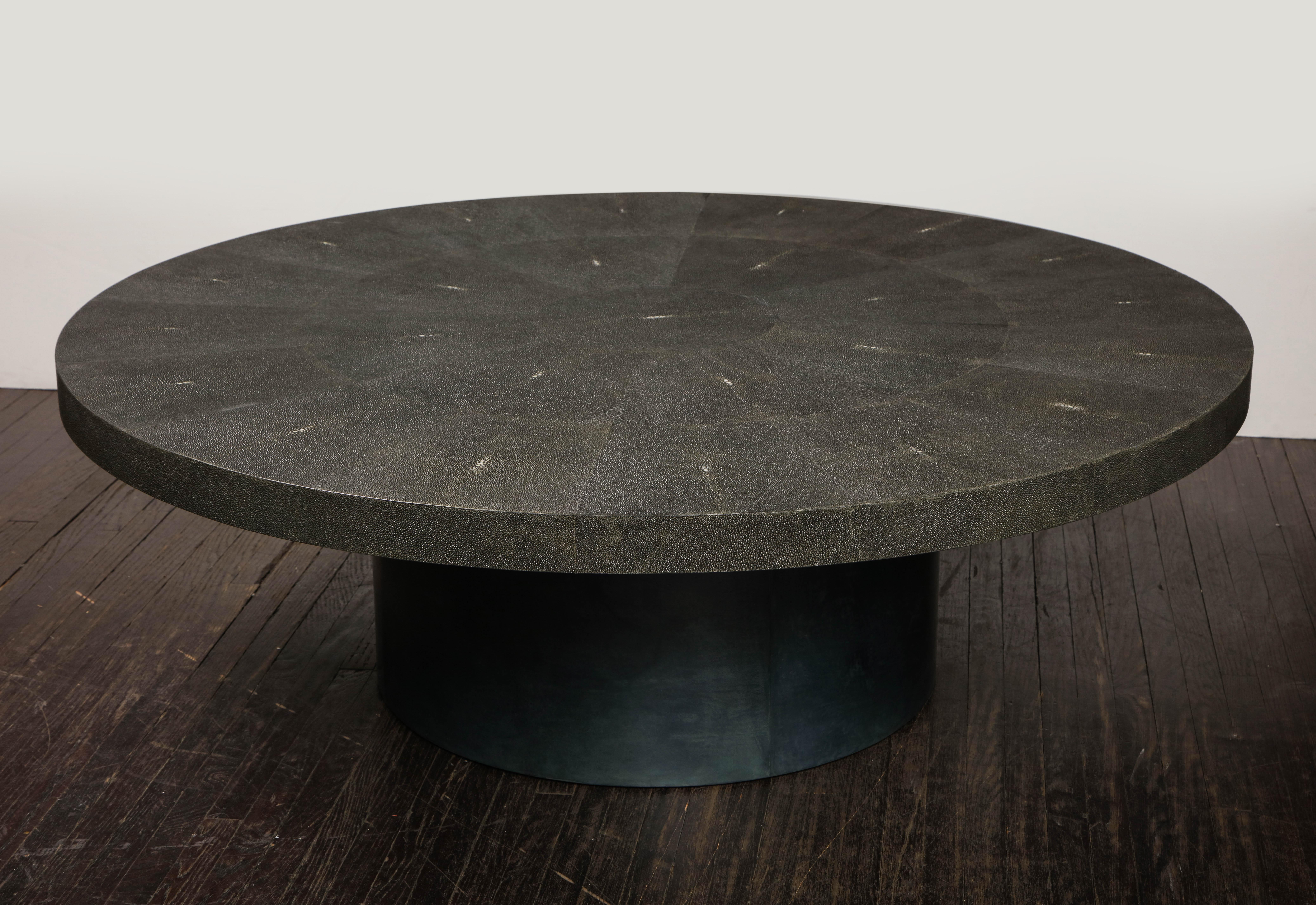 Table ronde en galuchat noir véritable avec base en parchemin Neuf - En vente à New York, NY