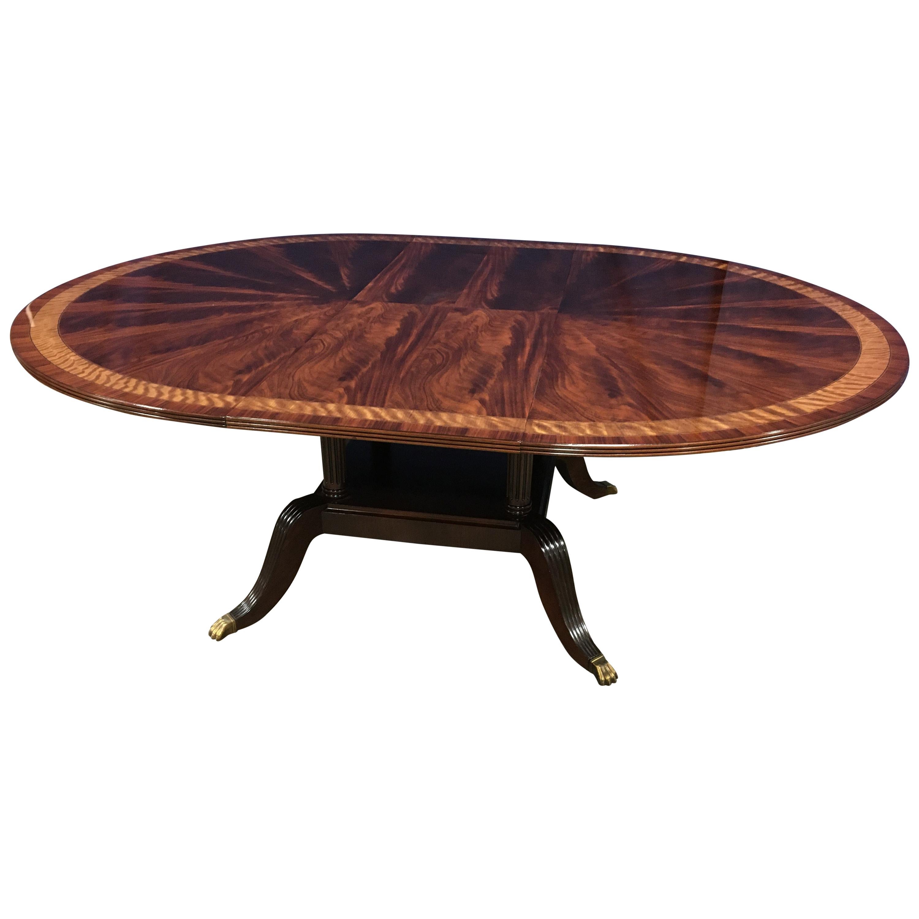 Table de salle à manger ronde sur mesure en acajou de style Régence par Leighton Hall en vente