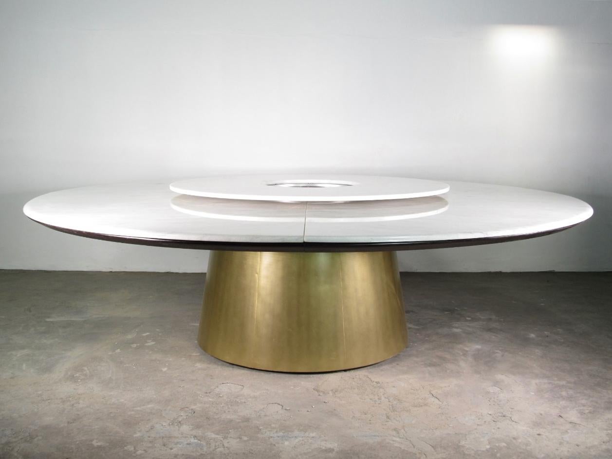 Moderne Table de salle à manger ronde en marbre et bronze avec service rotatif de Costantini, Aragon en vente