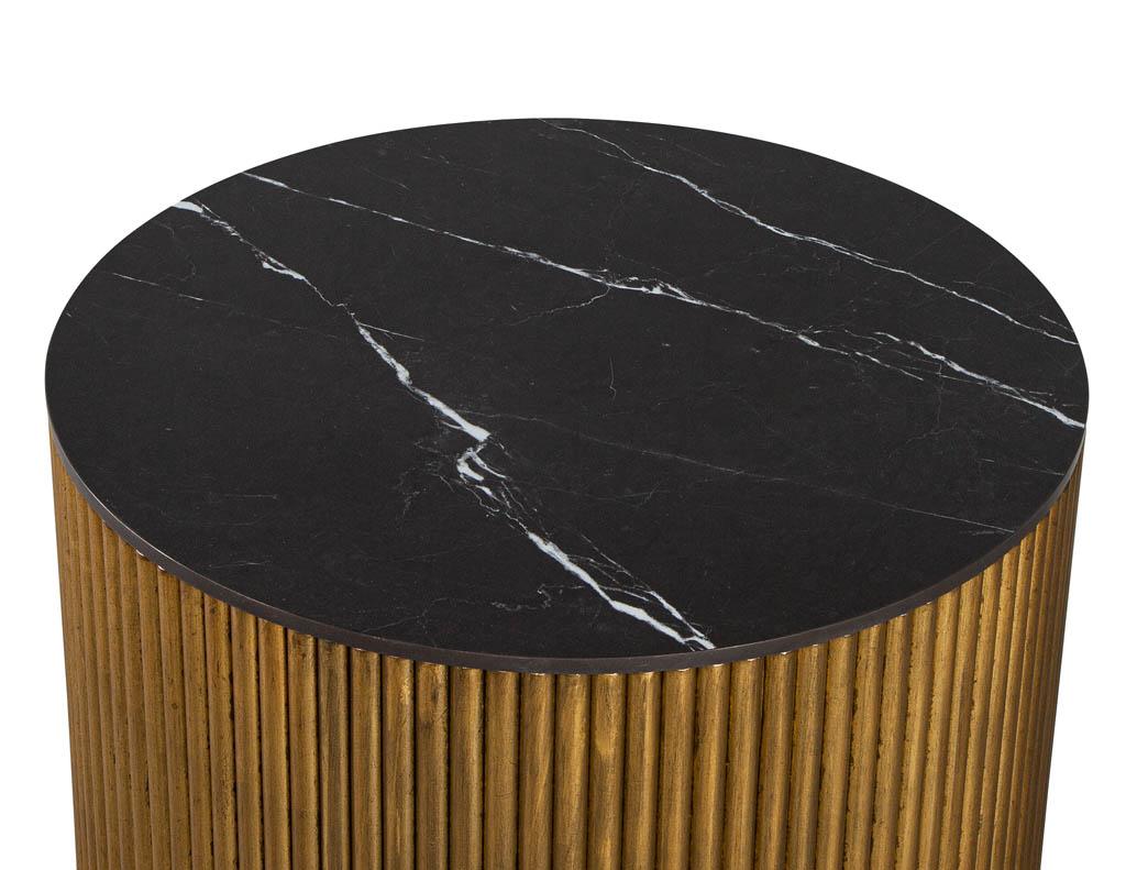 Table d'appoint ronde en porcelaine noire et dorée à motif tambour, faite sur mesure en vente 1