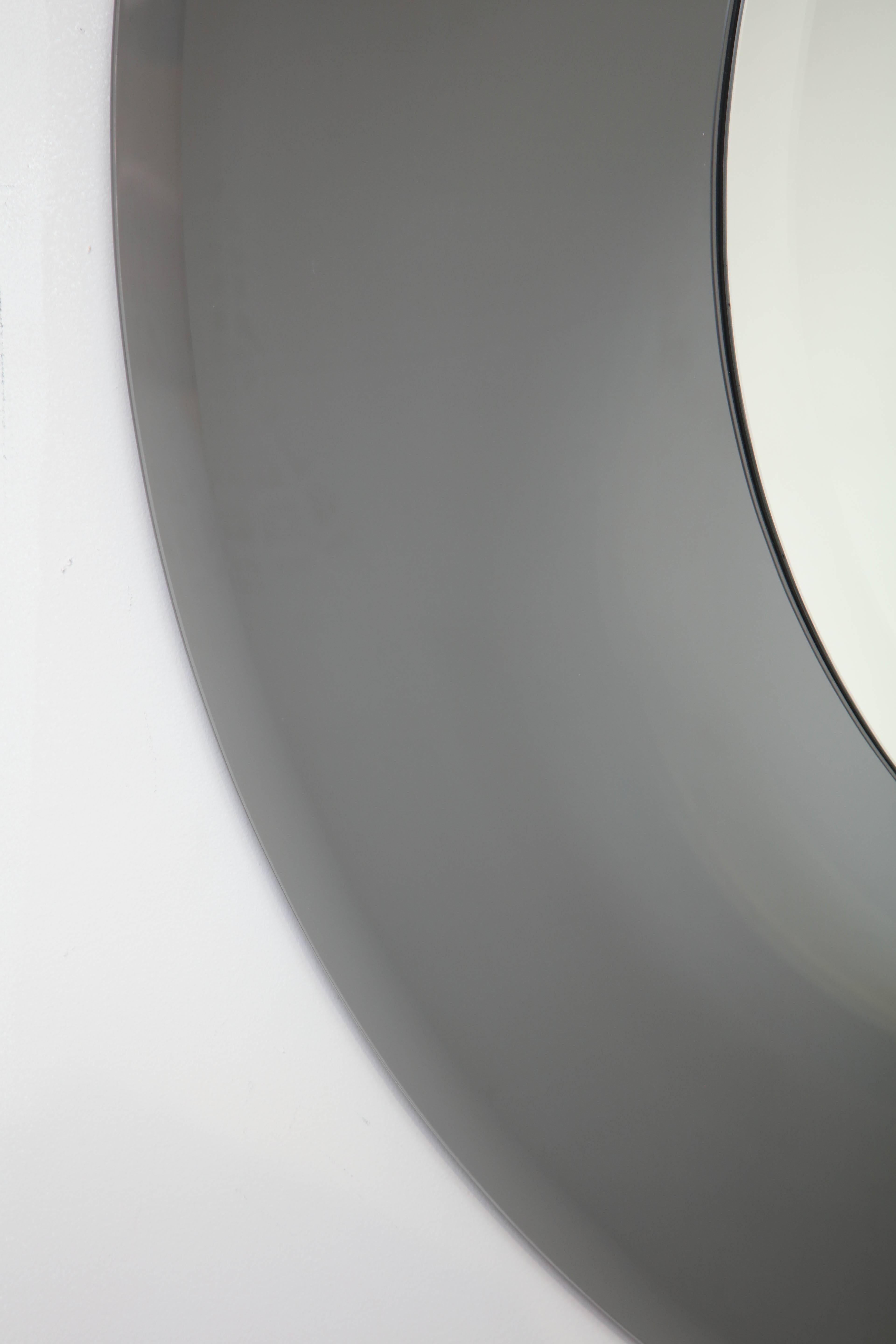 Großer runder abgeschrägter Spiegel mit Rauchglasbordüre im Zustand „Neu“ im Angebot in New York, NY