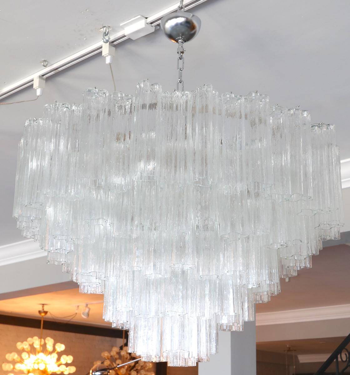 Lampadario a livelli con 121 pezzi in vetro trasparente e montatura cromata. Can può essere realizzato in diversi colori di vetro e finiture.
