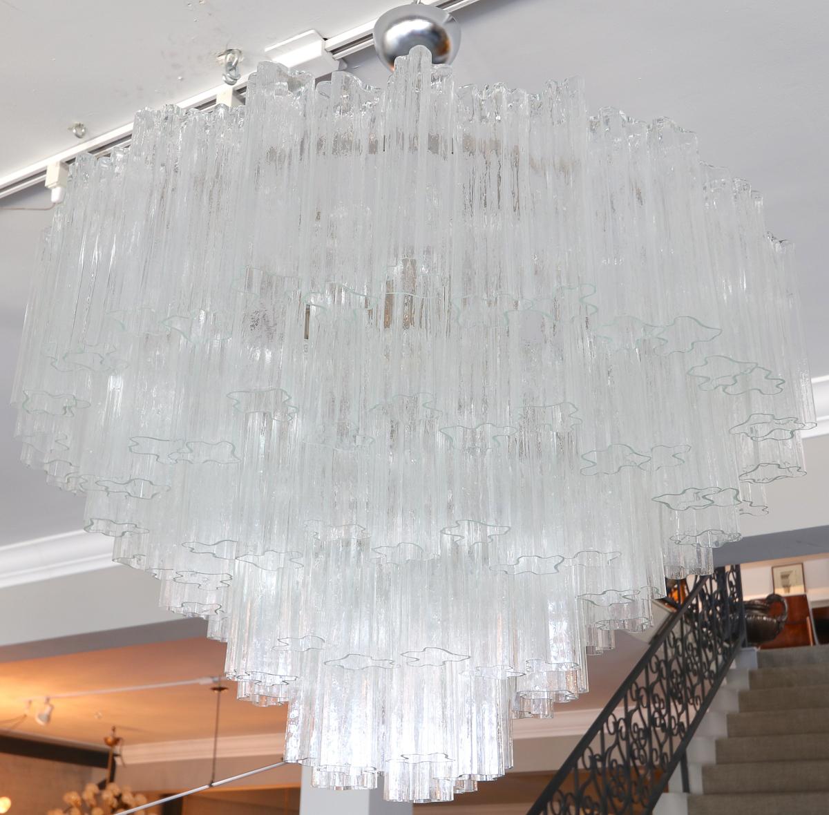 Mid-Century moderno Lampadario rotondo personalizzato a più livelli di Murano con vetro trasparente ondulato in vendita