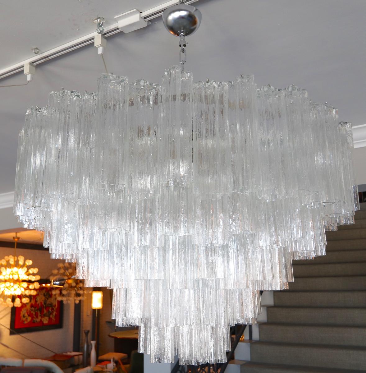 Lampadario rotondo personalizzato a più livelli di Murano con vetro trasparente ondulato In condizioni Nuovo in vendita a Los Angeles, CA