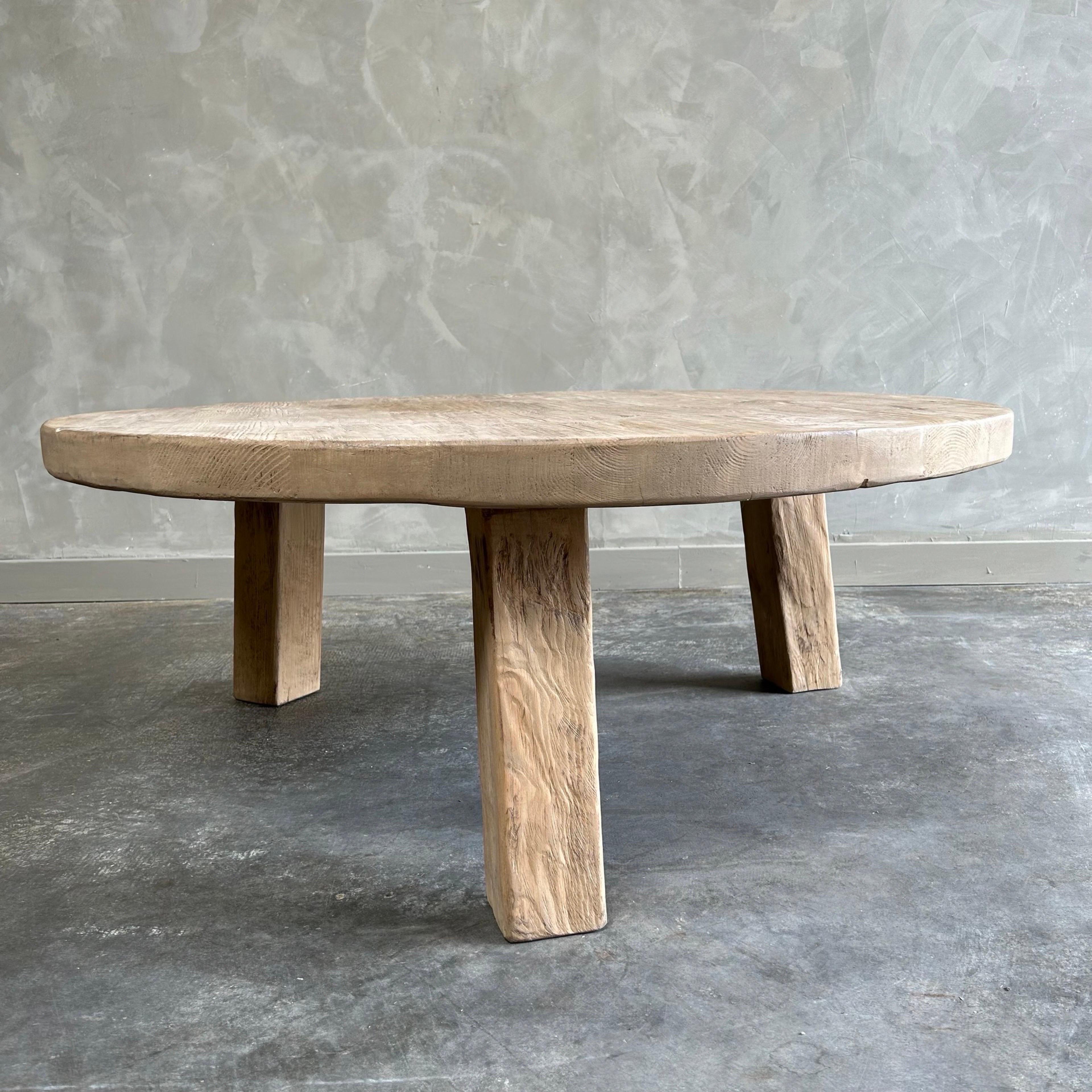 Orme Table basse ronde sur mesure à trois pieds en bois de récupération  en vente